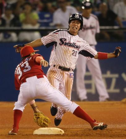 燕・山田、29盗塁でトリプルスリー王手!牽制10度の黒田に勝った 燕・山田、29盗塁でトリプルスリー王手!牽制10度の黒田に勝った