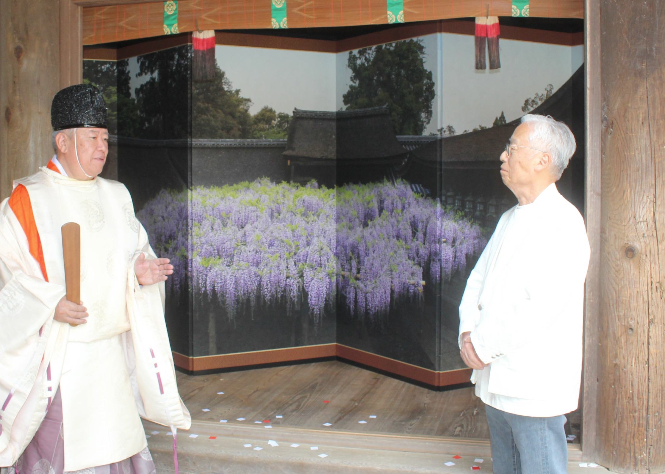藤棚などの屛風作品を奈良・春日大社に奉納、現代美術作家の杉本博司