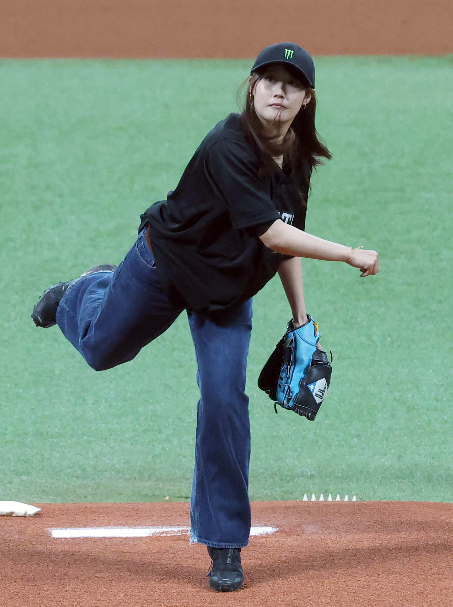 村瀬心椛がエスコンで始球式 誕生日にちなんだ背番号「117」の 