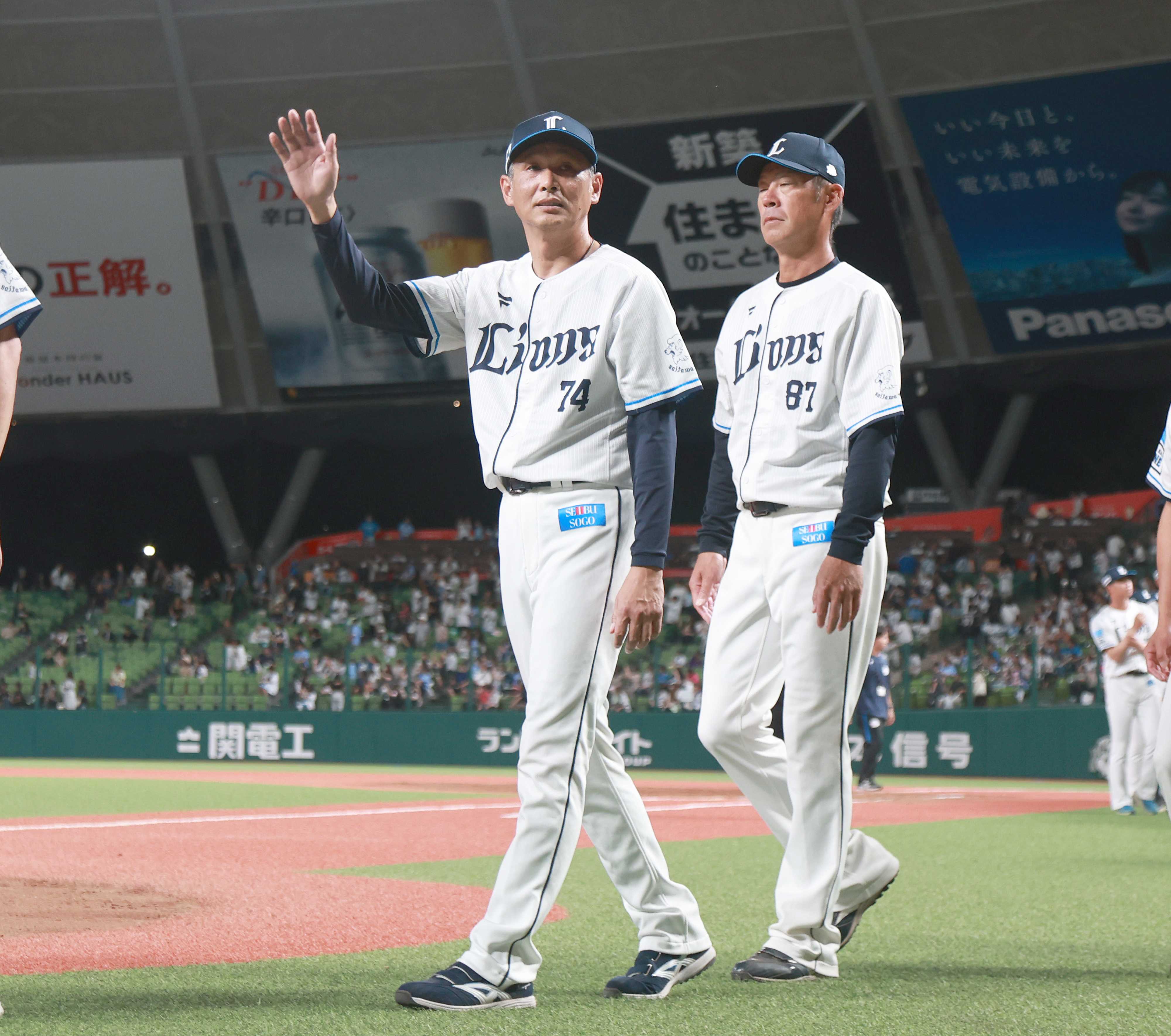 西武・西口監督が試合後のセレモニーでファンに〝謝罪〟 後藤オーナー