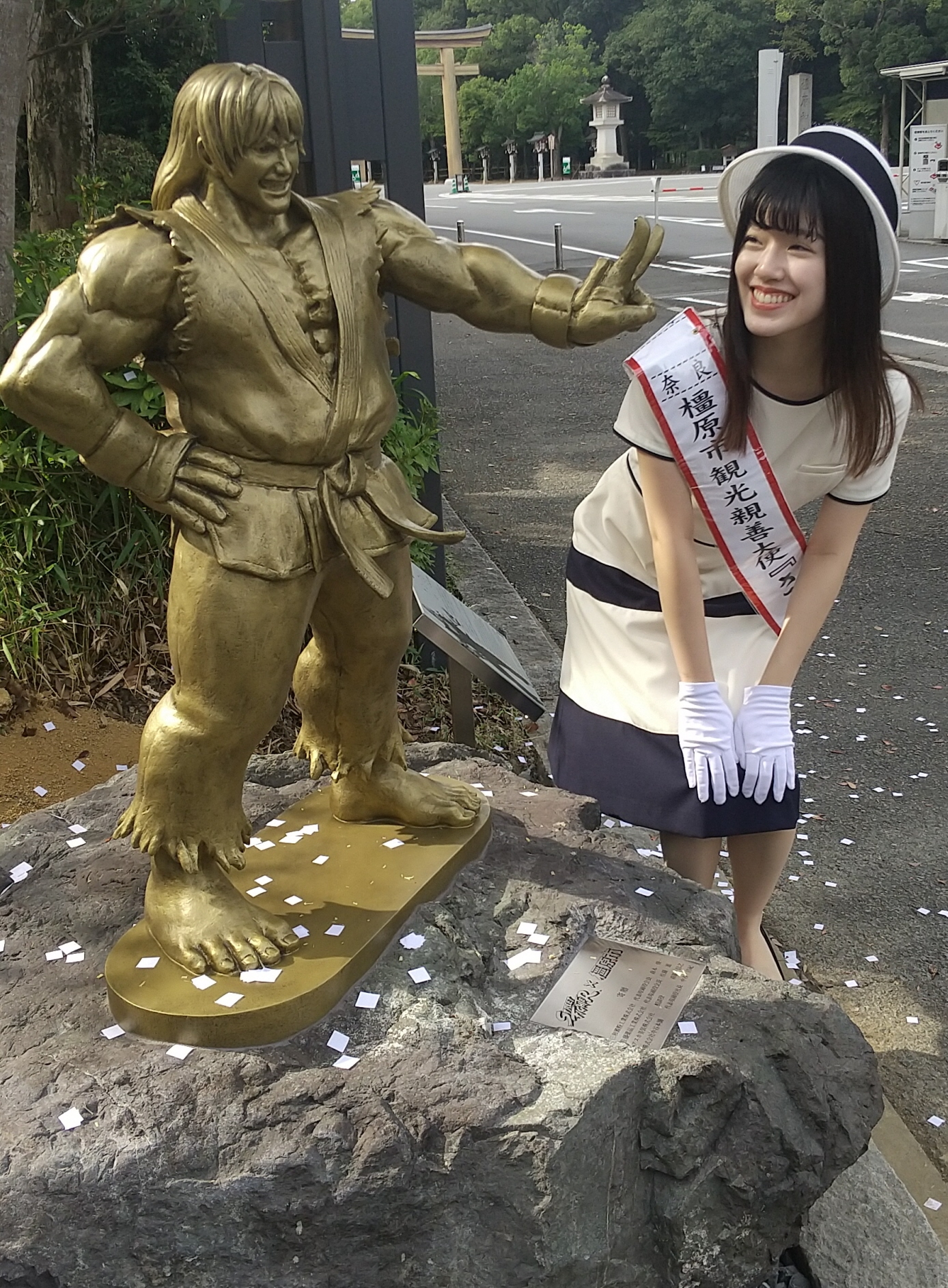駅名表示板にストリートファイターのキャラクター 橿原神宮には「ケン