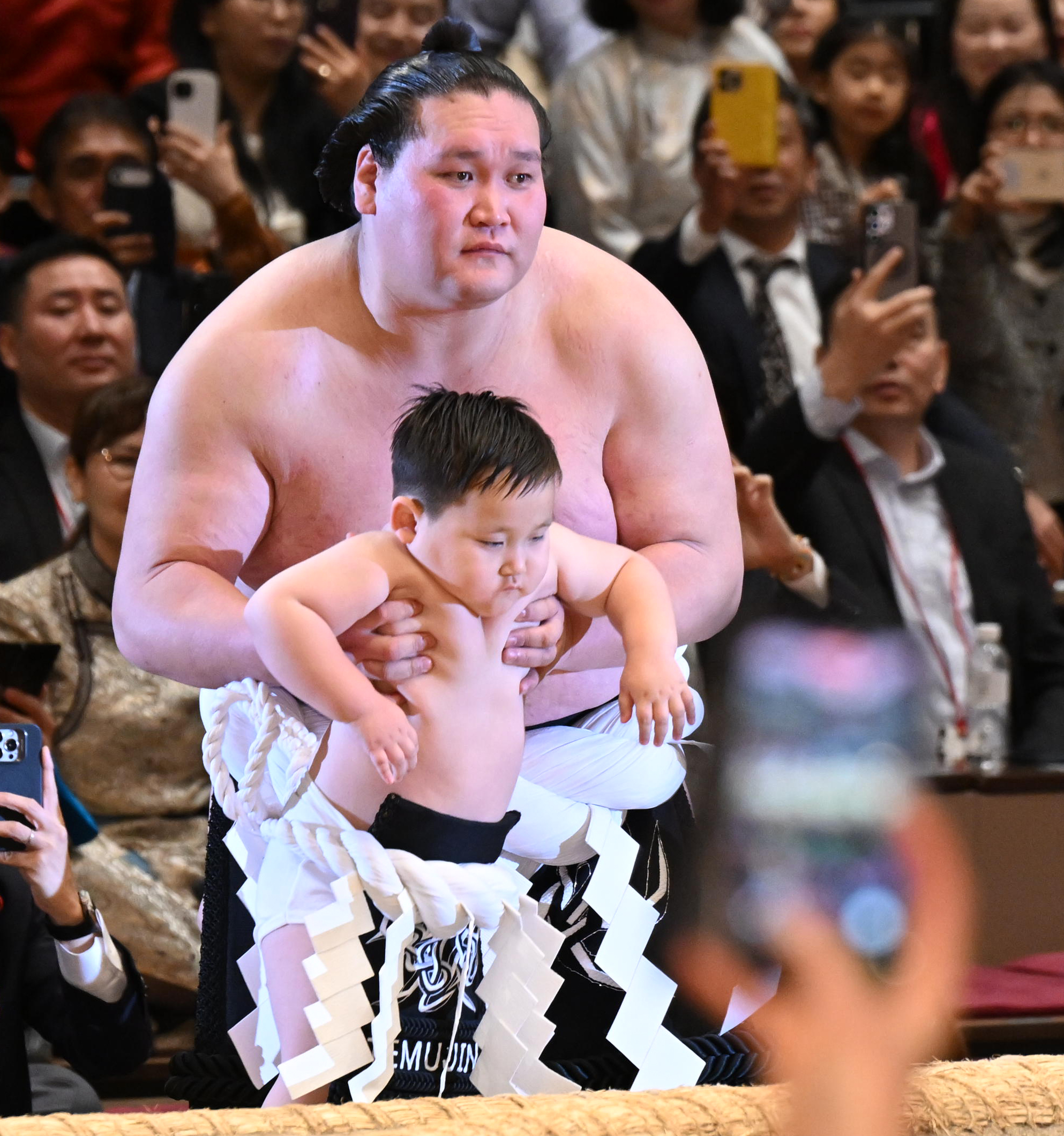 元横綱照ノ富士「頭が軽くなった」 断髪式に約330人…土俵入りには3歳の