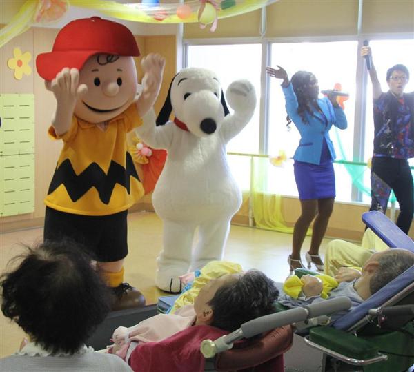 スヌーピーらｕｓｊキャラが三田の病院を訪問 障害者らと歌ダンスを楽しむ 産経ニュース