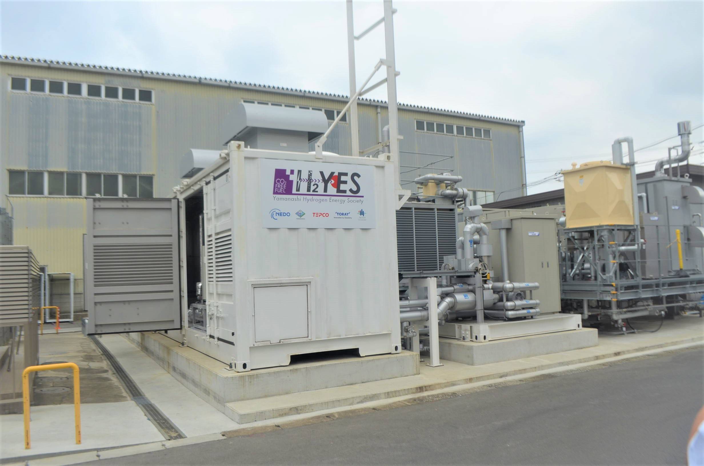 山梨県主導のグリーン水素製造装置1号機が稼働、埼玉県のコンクリ部材 