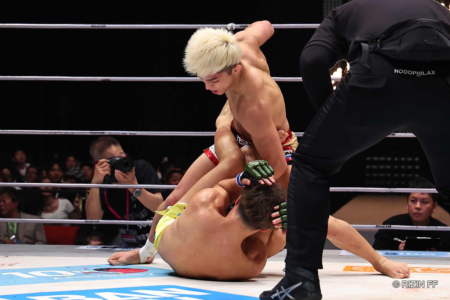 ＲＩＺＩＮ．４６】鈴木千裕が金原正徳に連打で１回ＴＫＯ勝ち 