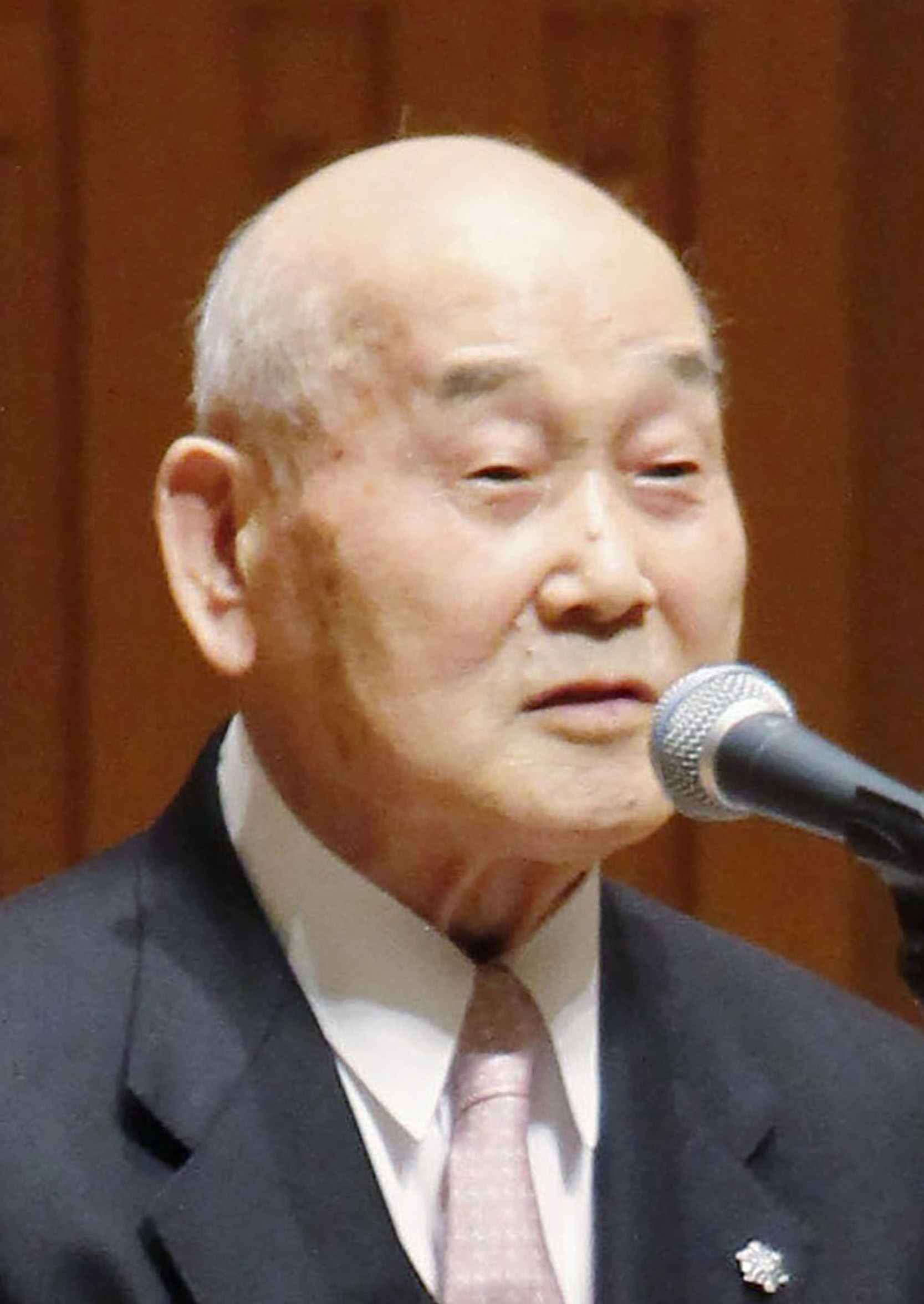 清新な白磁の作風確立した有田焼陶芸家の井上萬二さん死去 人間国宝