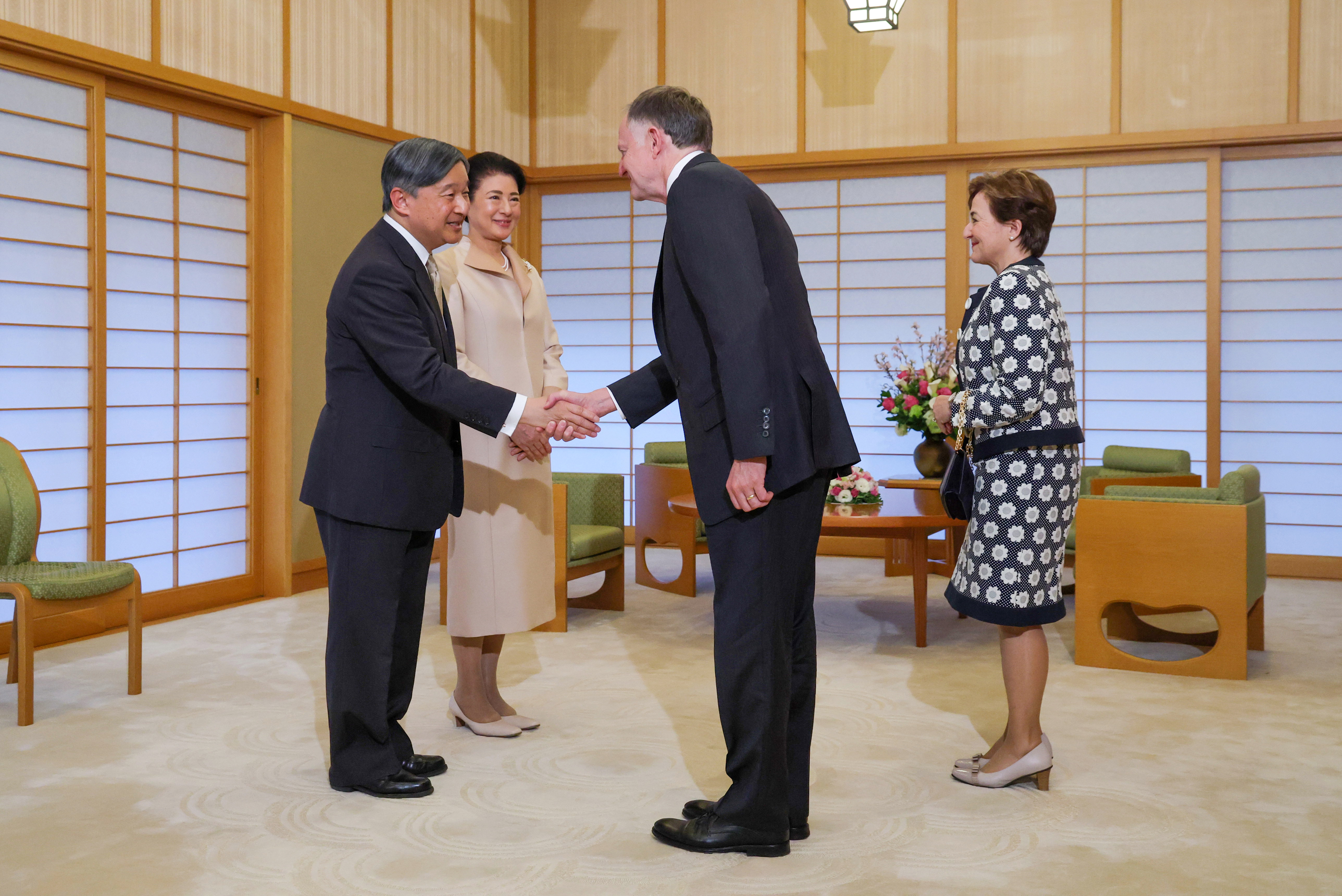 両陛下、カナダ上院議長らとご懇談 秋篠宮ご夫妻は赤ひげ大賞ご臨席