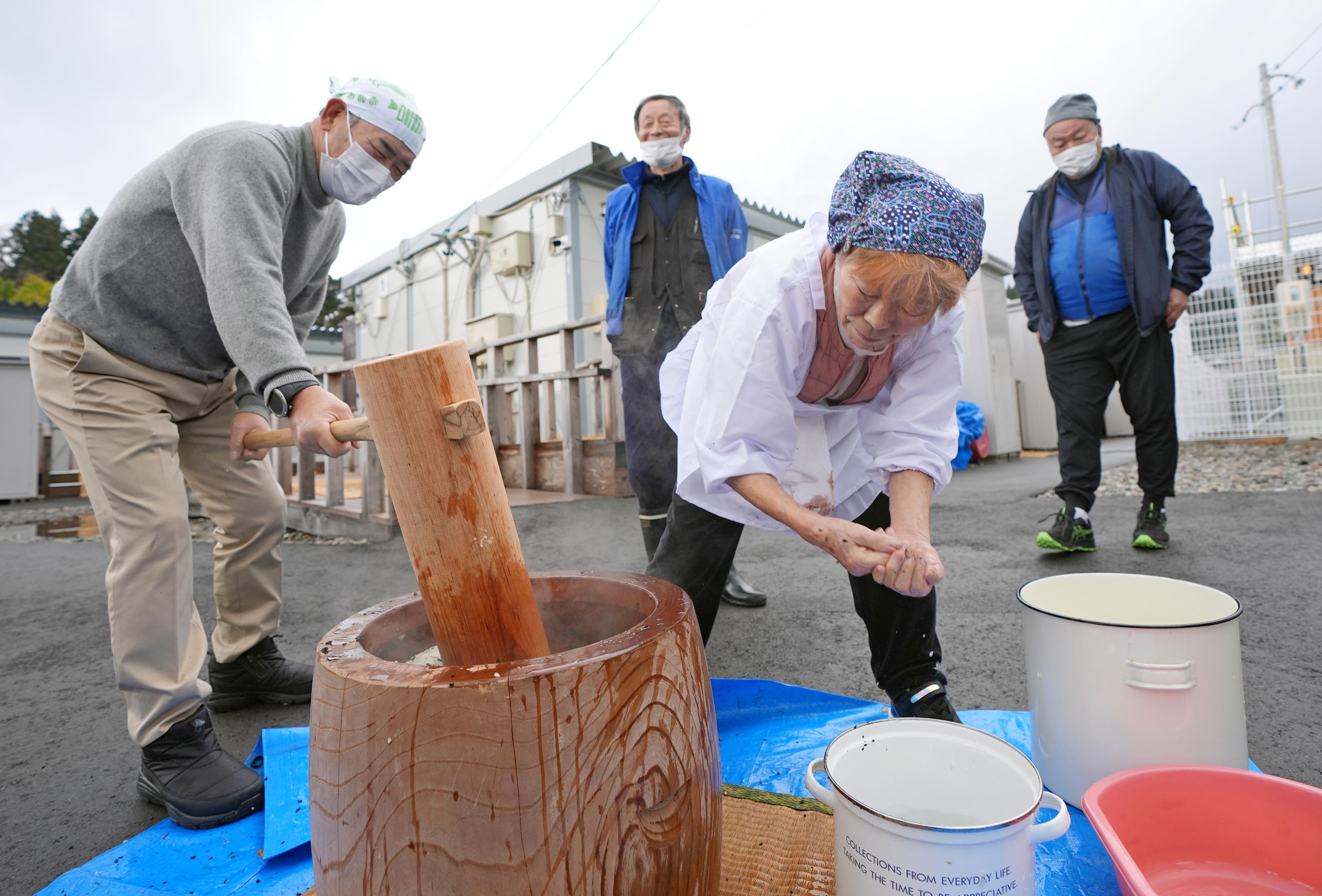 よいしょ」「はっ」石川・穴水の仮設住宅前で新年を前に餅つき 能登