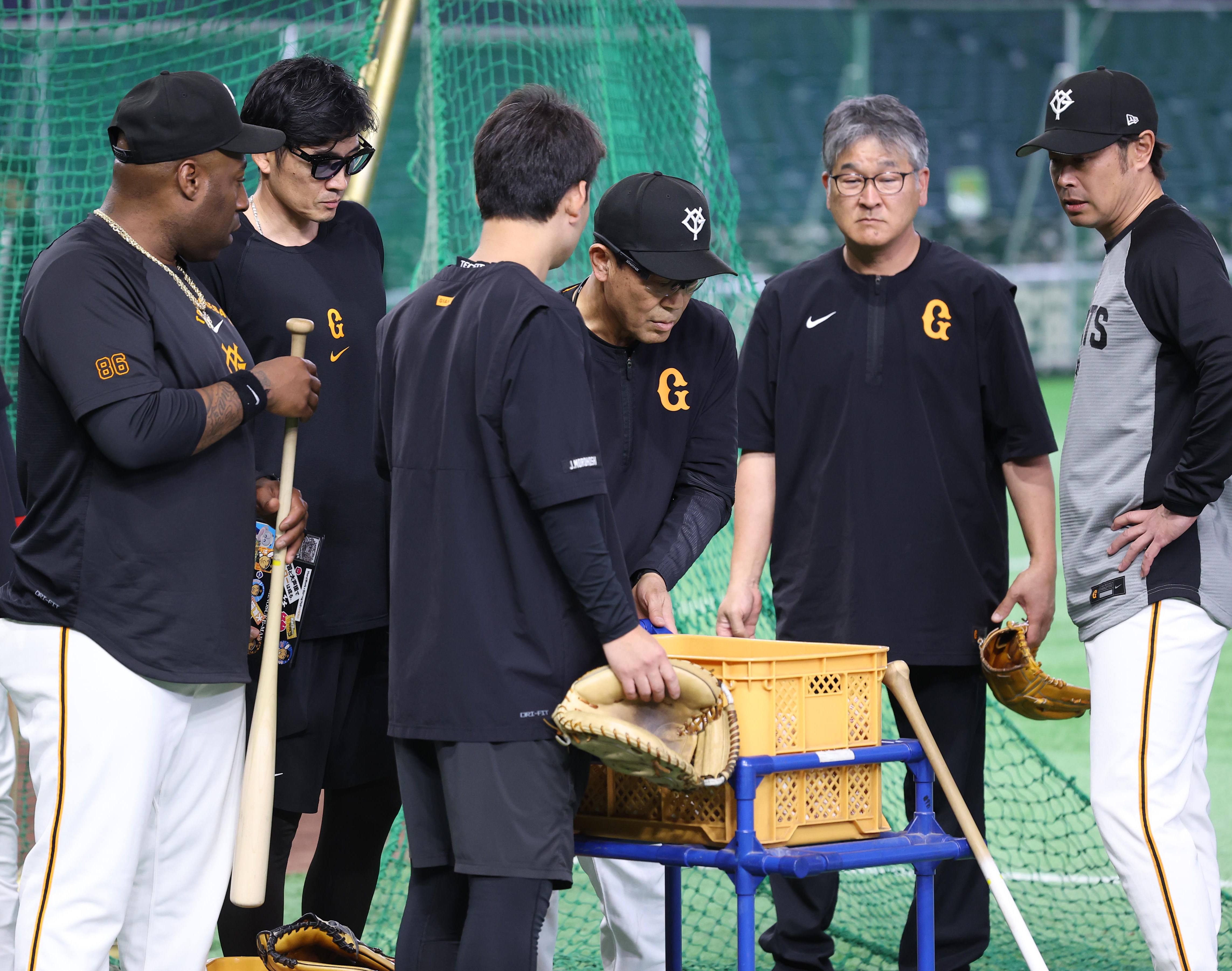 巨人・川相昌弘コーチが左側頭部打撲でベンチ外 試合前練習で跳ね返っ