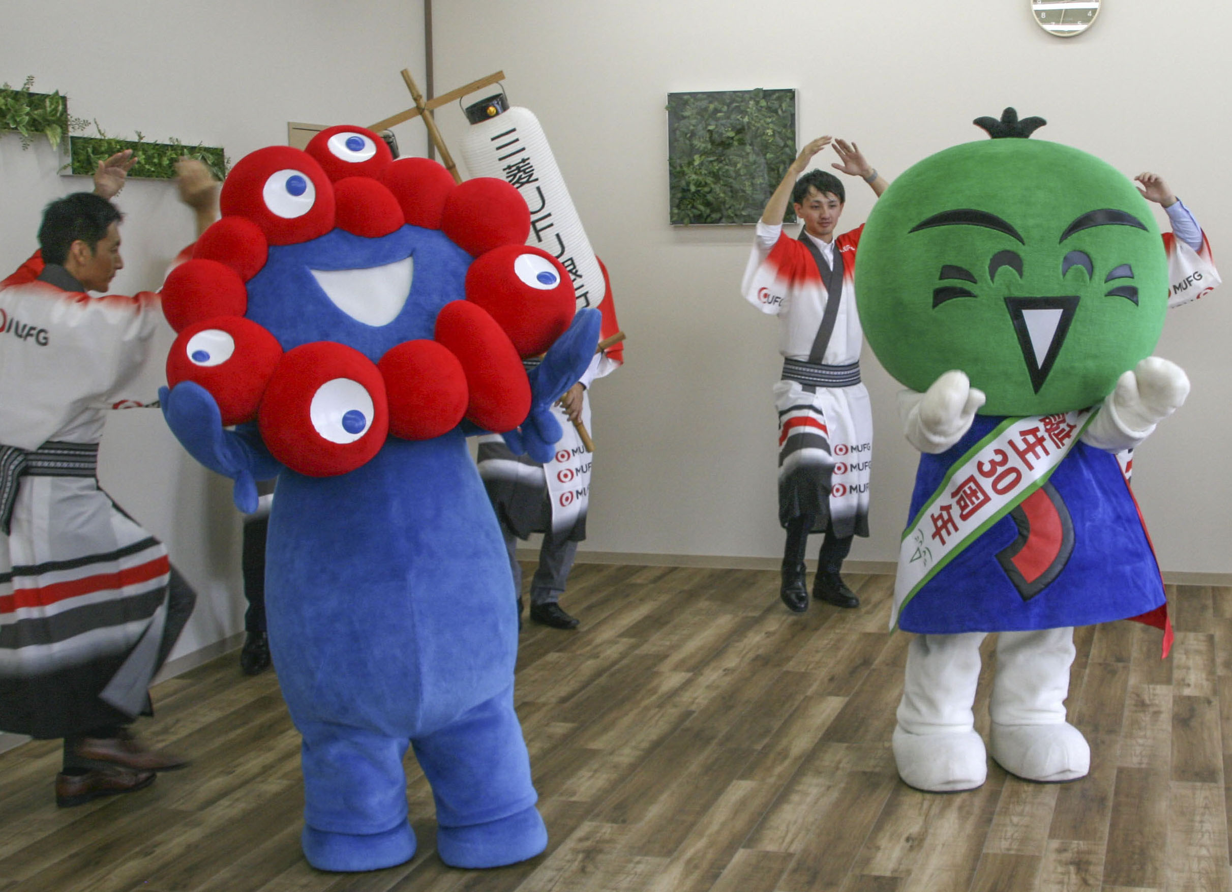 ミャクミャク」が万博PRで徳島訪問、県マスコットキャラ「すだちくん