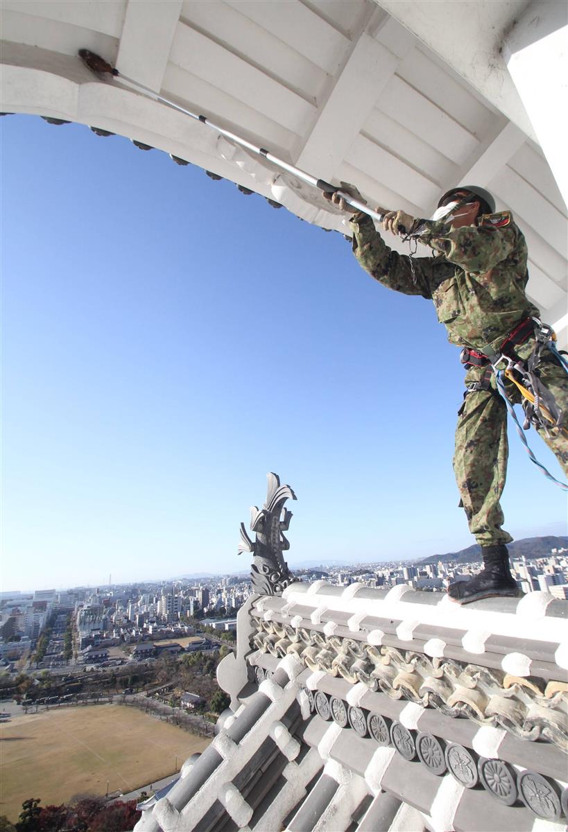 姫路城ピカピカに 陸自隊員らが大天守のすす払い イザ