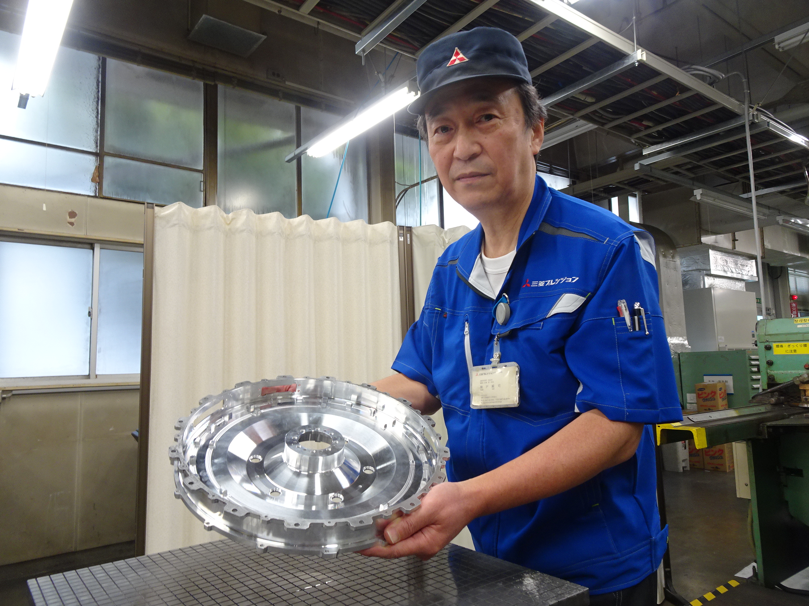 五感頼りに誤差を見逃さないプロの技 黄綬褒章 三菱プレシジョン 神戸