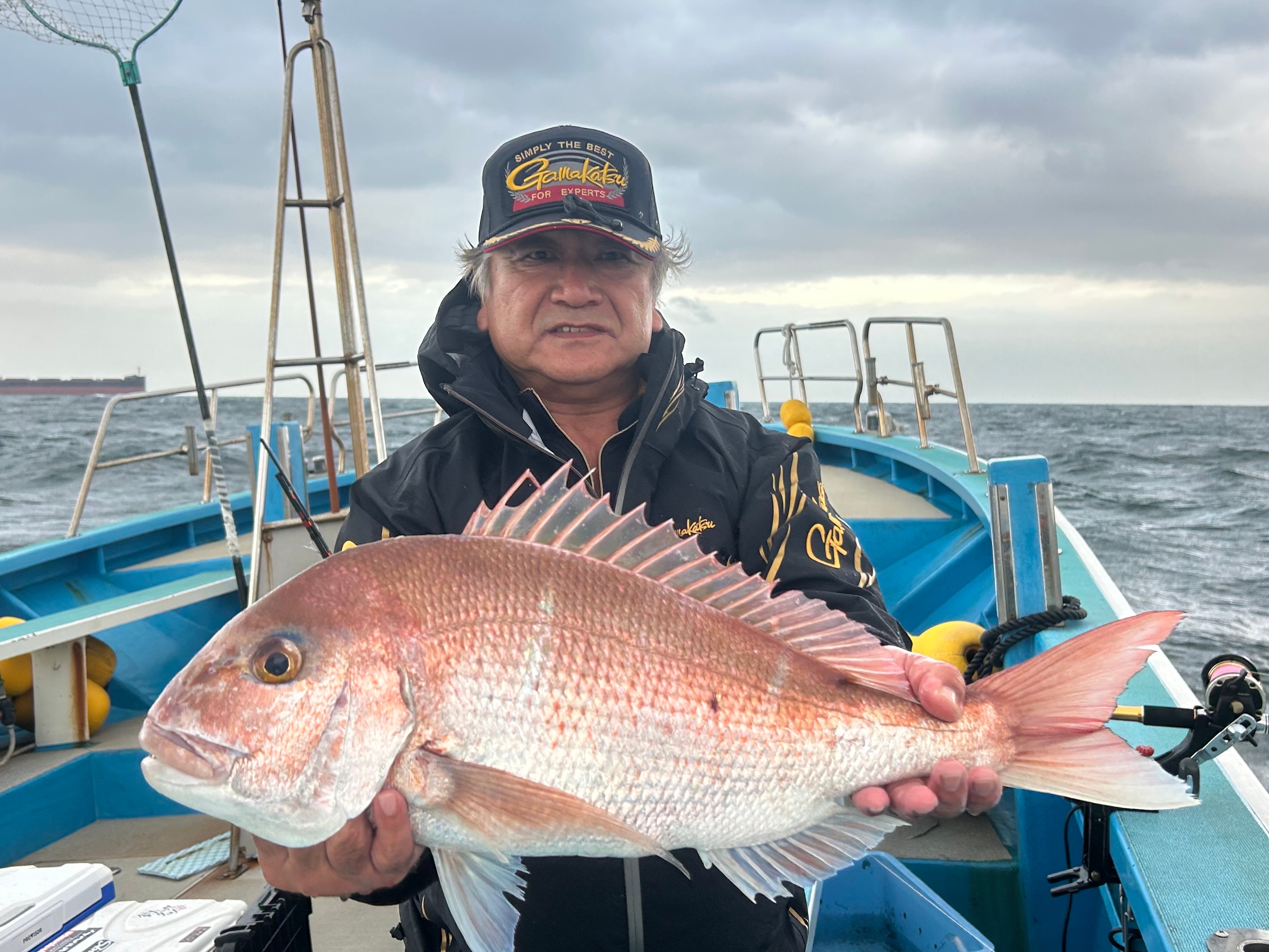 伊勢湾の伝統的釣法「ウタセマダイ」で66センチ含む25匹 平井憲さん