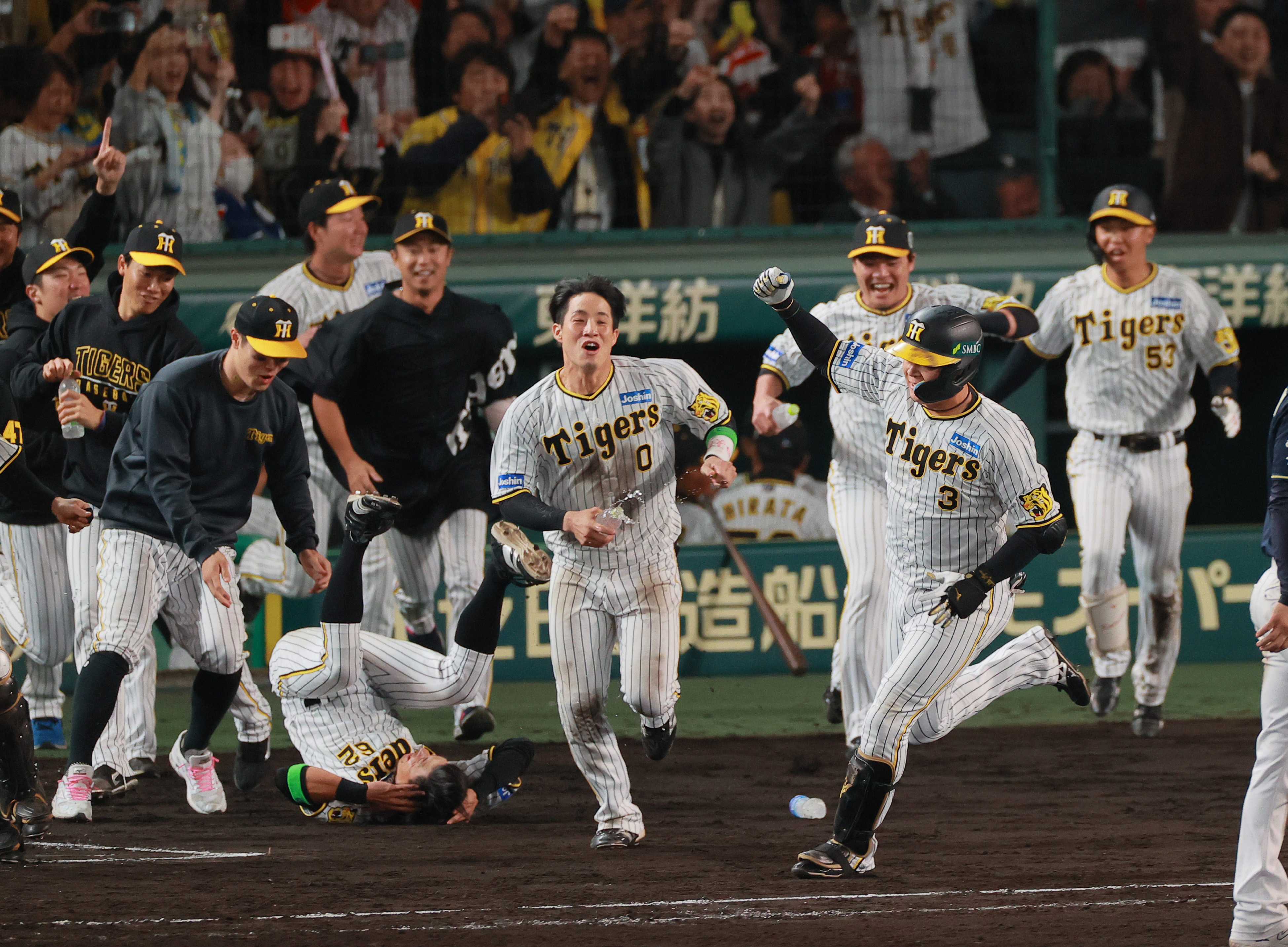 阪神がサヨナラ勝ち 大山悠輔が劇的打 2勝2敗のタイに戻す