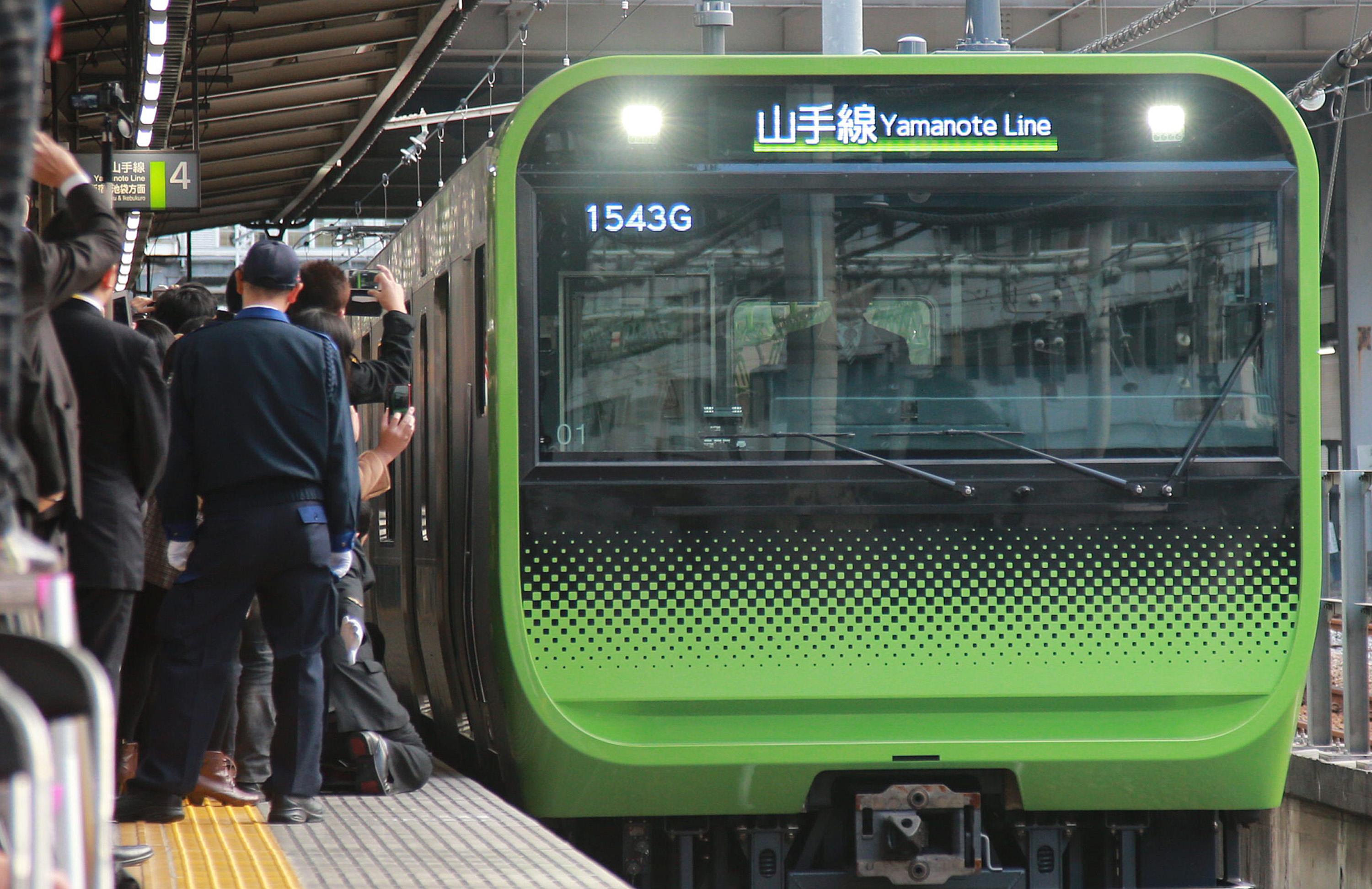 画像・写真】JR山手線が一時運転見合わせ 朝ラッシュ時に線路内人