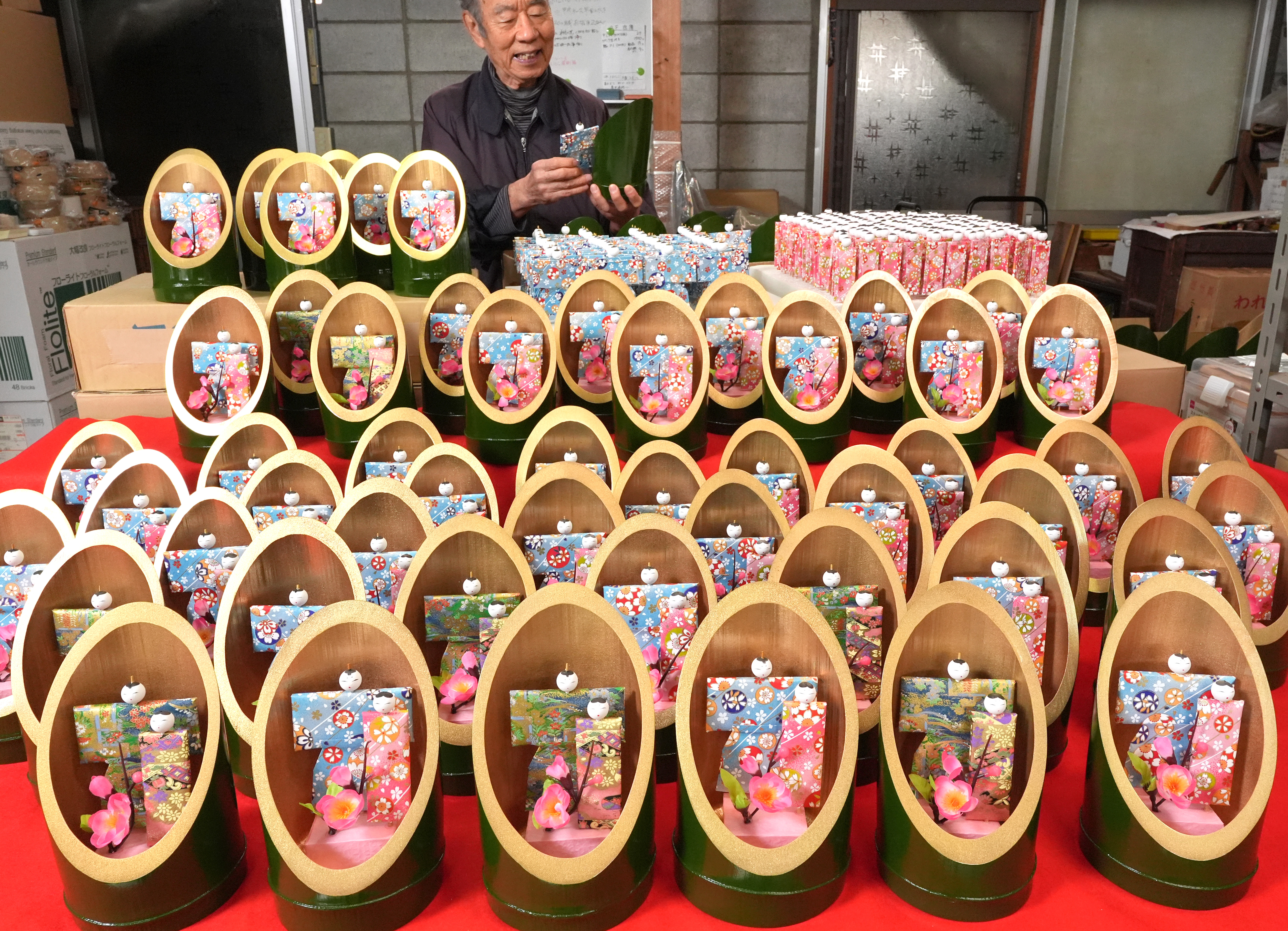 竹製鑑賞用眼鏡【 桜花 】 ハンドメイド　一点物限定品　置物 小さな竹筒に華やかな京友禅和紙の夫婦びな 桃の節句に優しい表情の