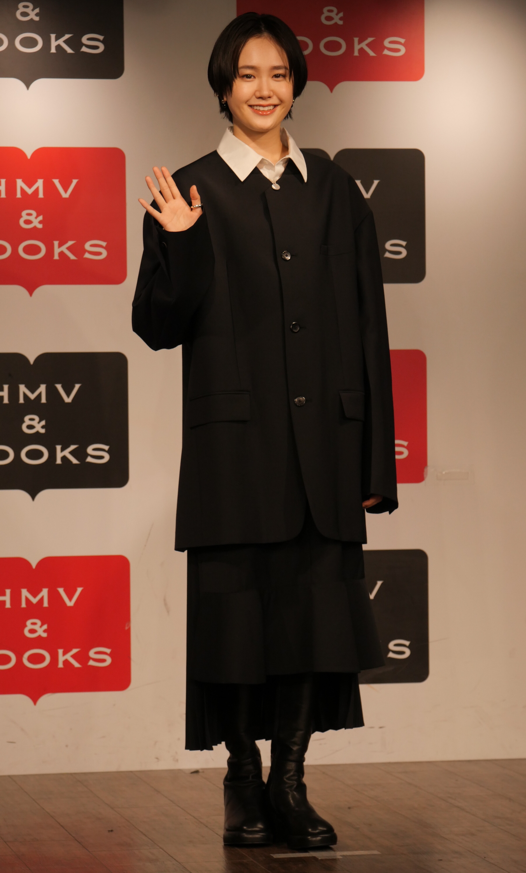 尾碕真花、カレンダー発売イベントで愛犬と初共演 「すごく賢い子」と