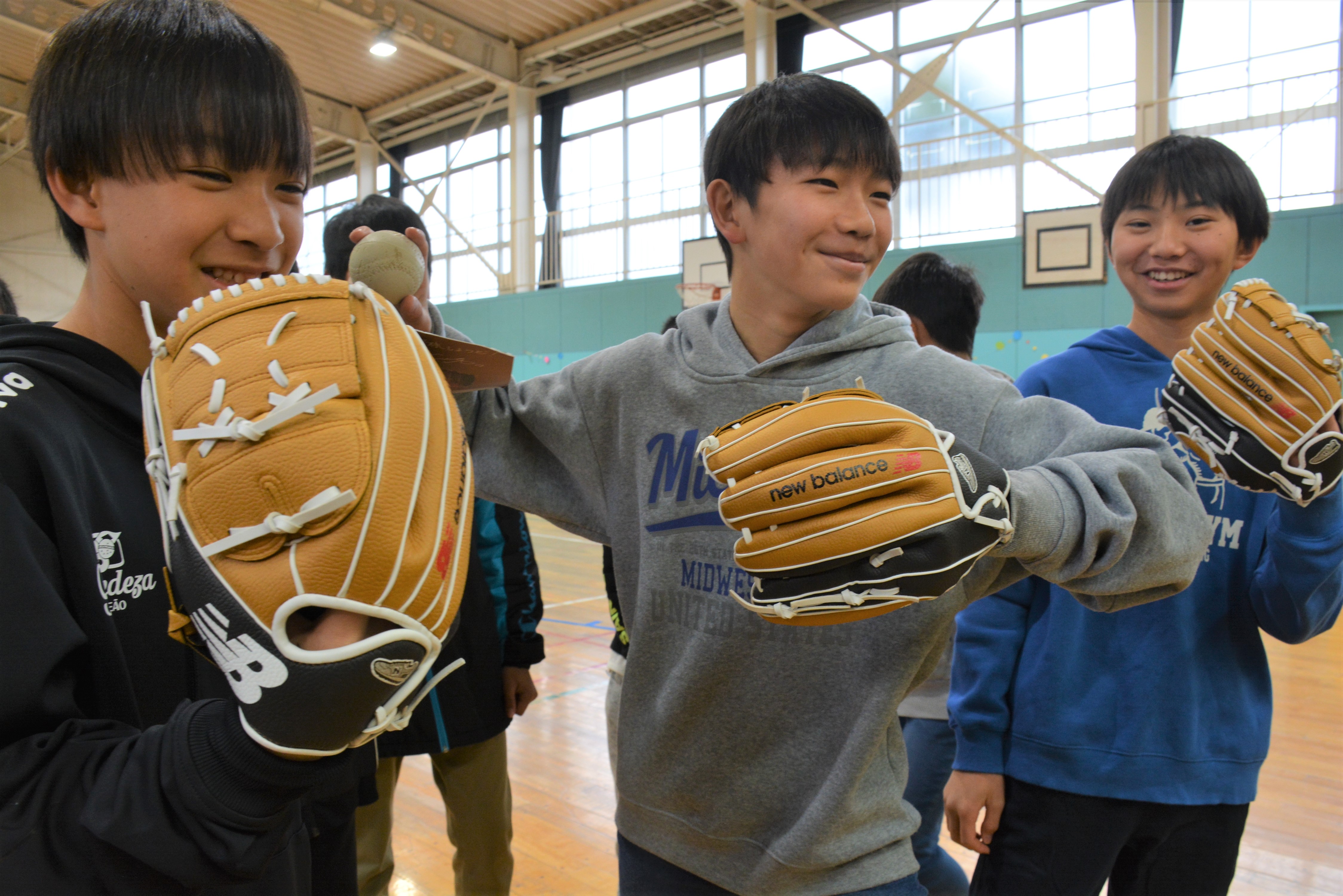 大谷小に「大谷グラブ」届く 児童歓声「野球をまたやりたくなった 