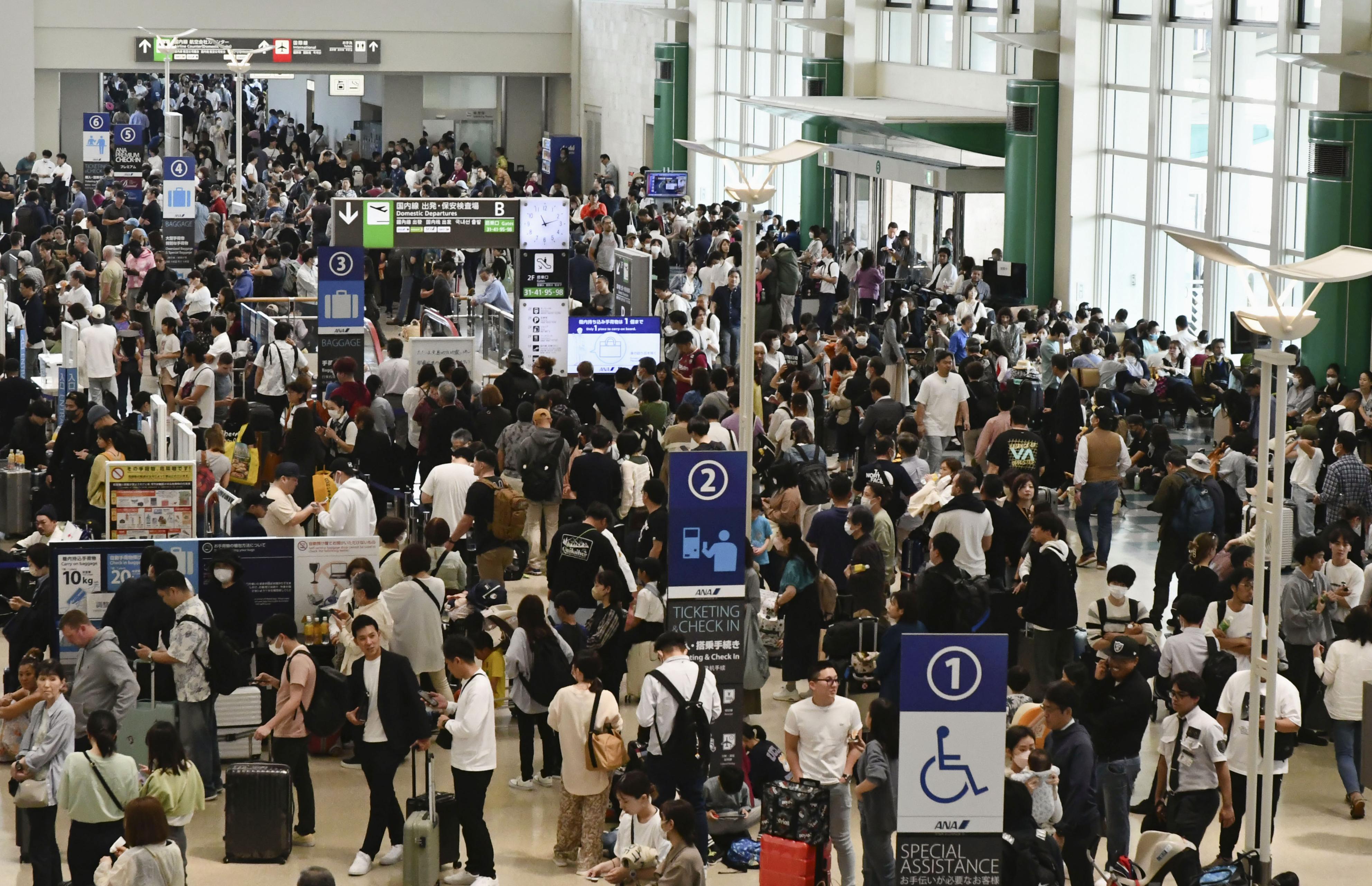 63便欠航…那覇空港は人だかり「仕方ない」 隣接ビルでは428人が