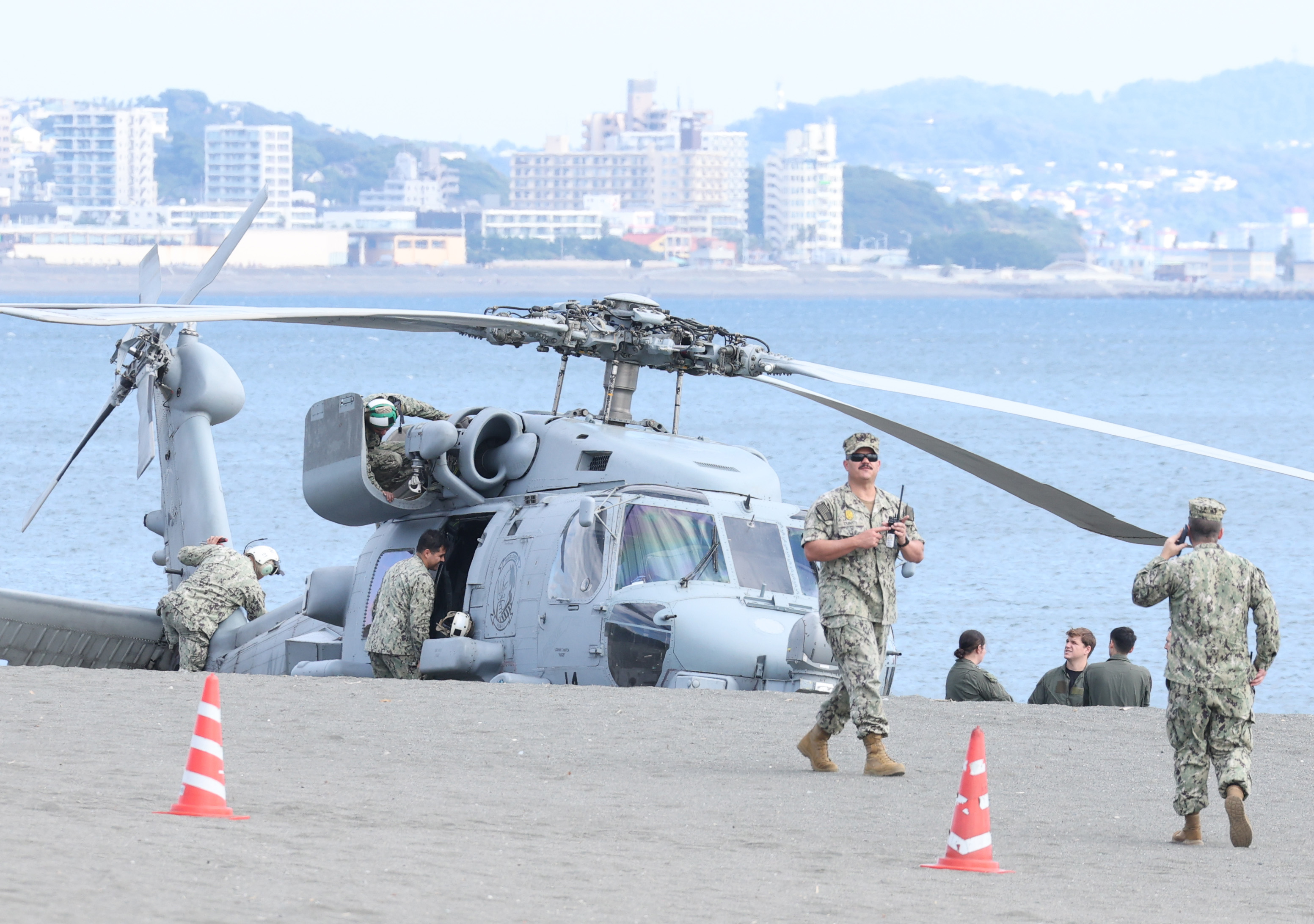 動画】不時着ヘリは米軍厚木基地所属 搭乗員3人にけがなし 神奈川