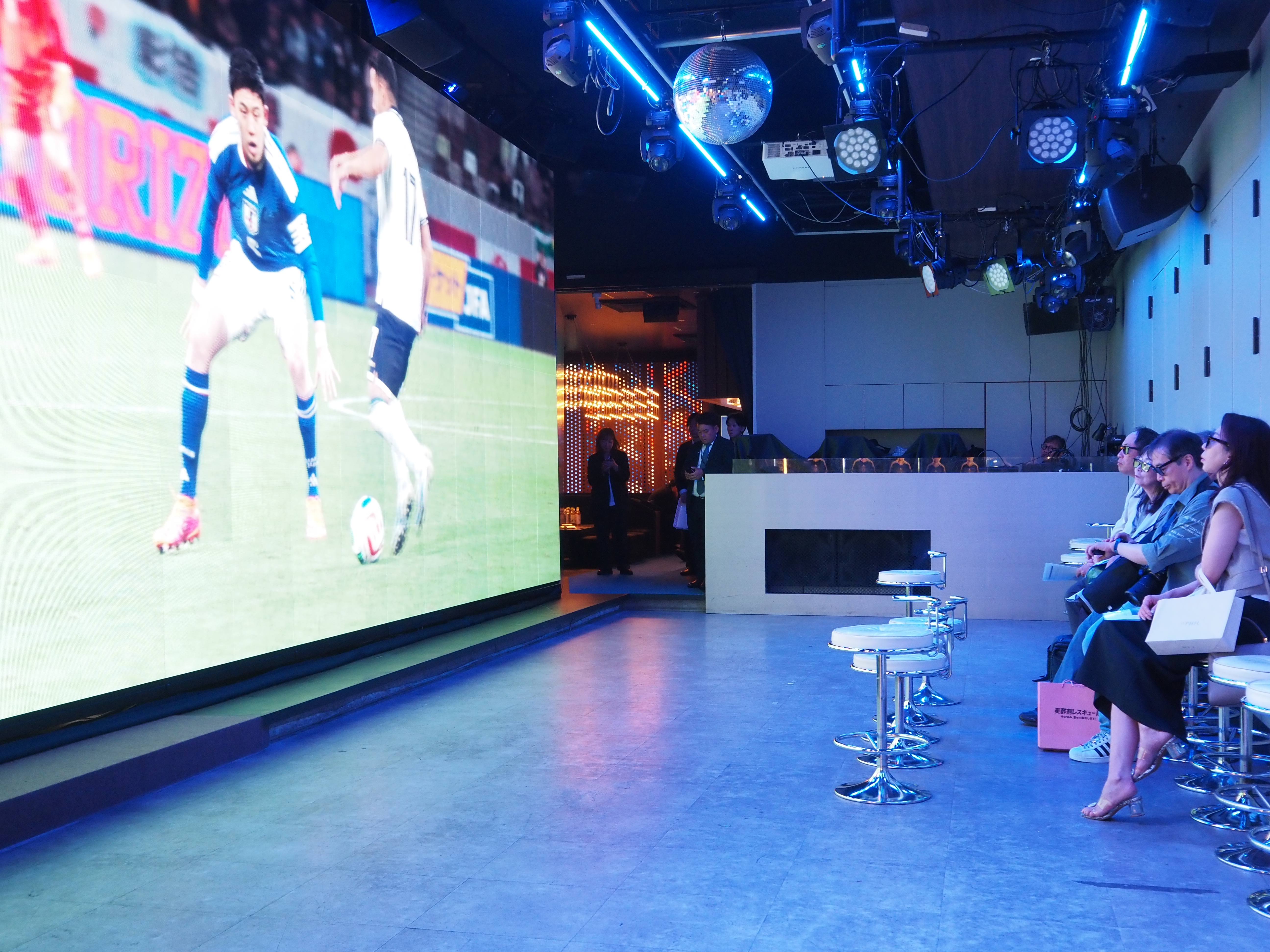 サッカーW杯 東京・渋谷に日本代表の没入型応援スペースが出現 臨場感