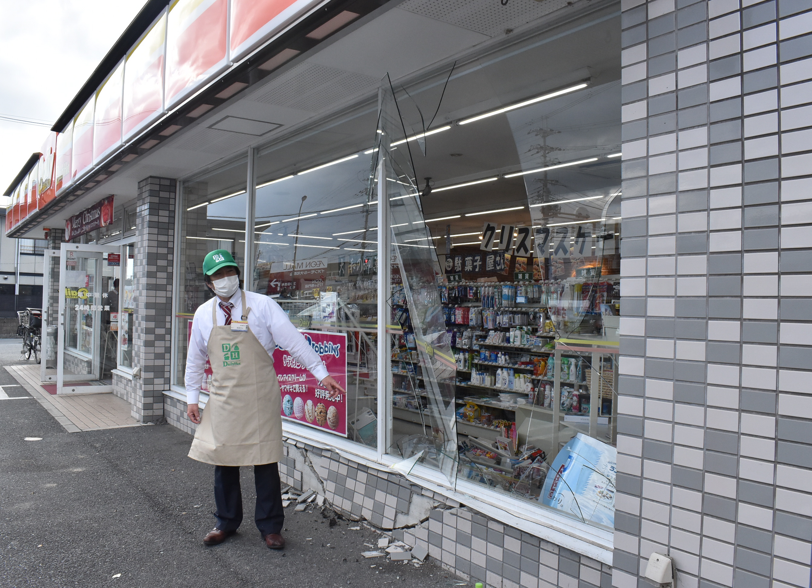 コンビニに車突っ込む 運転の69歳「バックしようと…」 - 産経ニュース