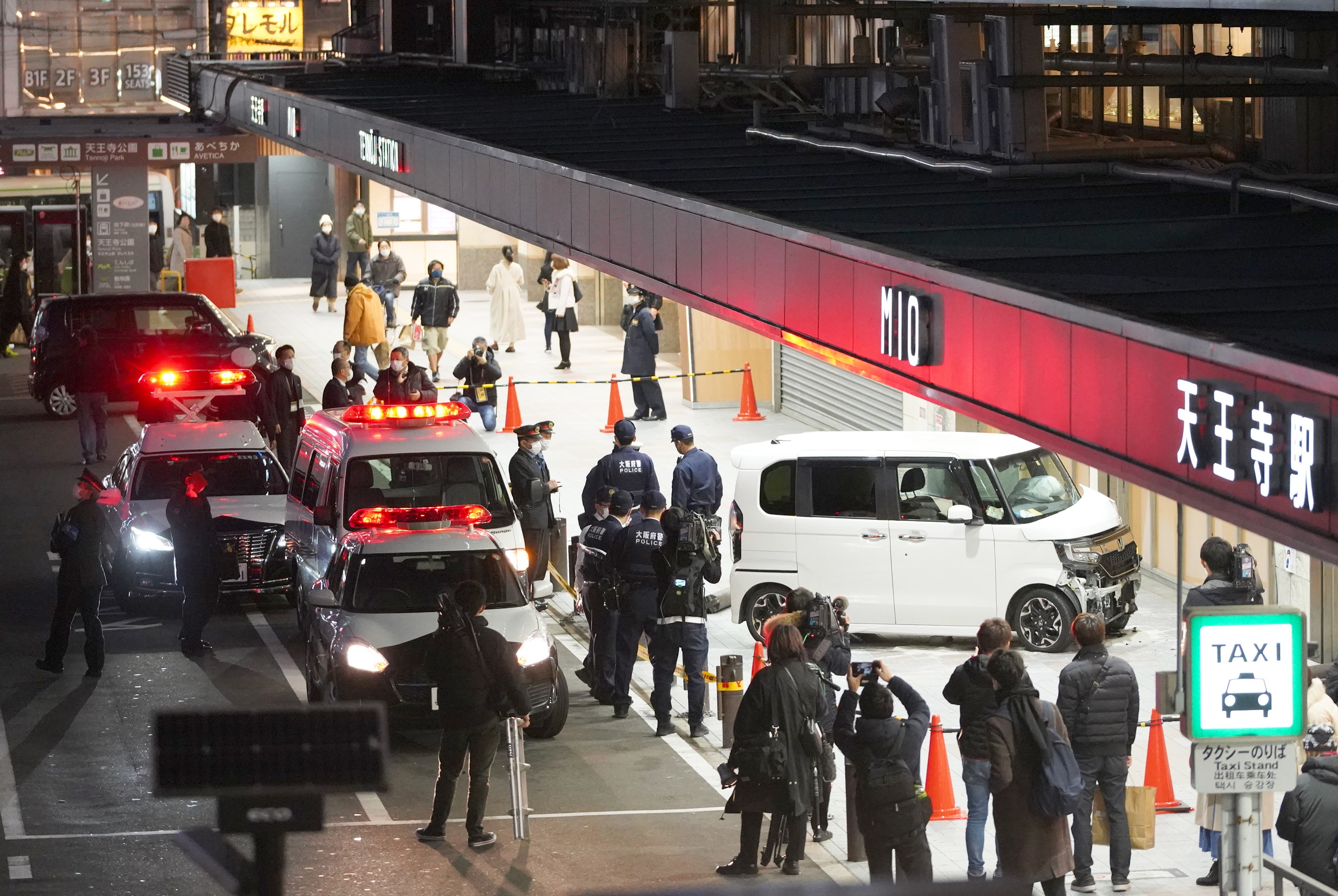 大阪 天王寺の商業施設に車突っ込む 運転の男性ら２人搬送 産経ニュース