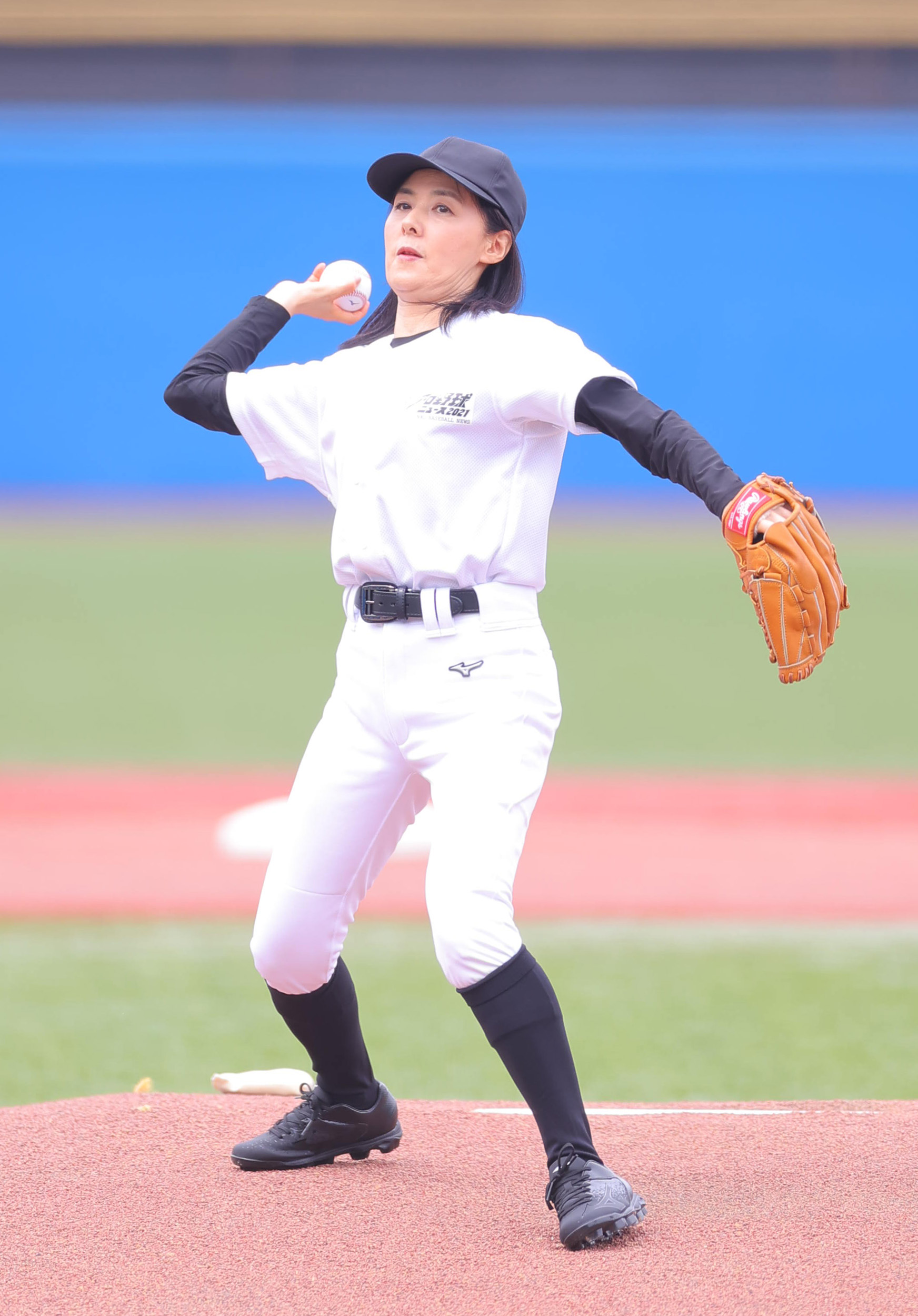 井森美幸が神宮で始球式もワンバン投球に「悔しい！」 白ユニ姿に特注