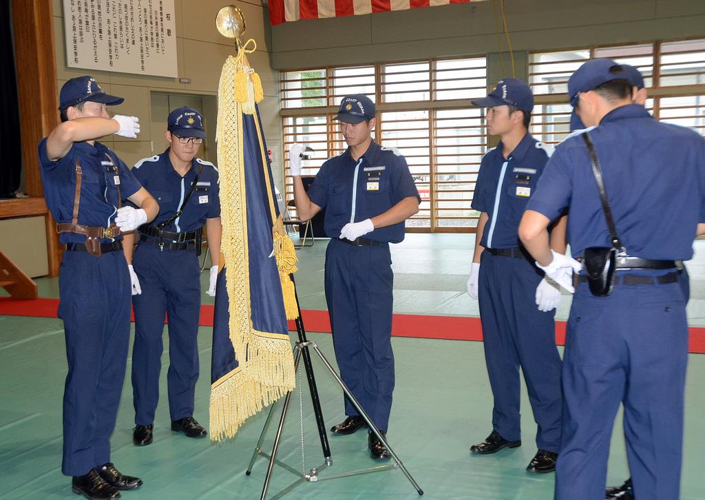 動画 海保学校の 謎の儀式 校旗入場に込められた誇り 1 4ページ 産経ニュース