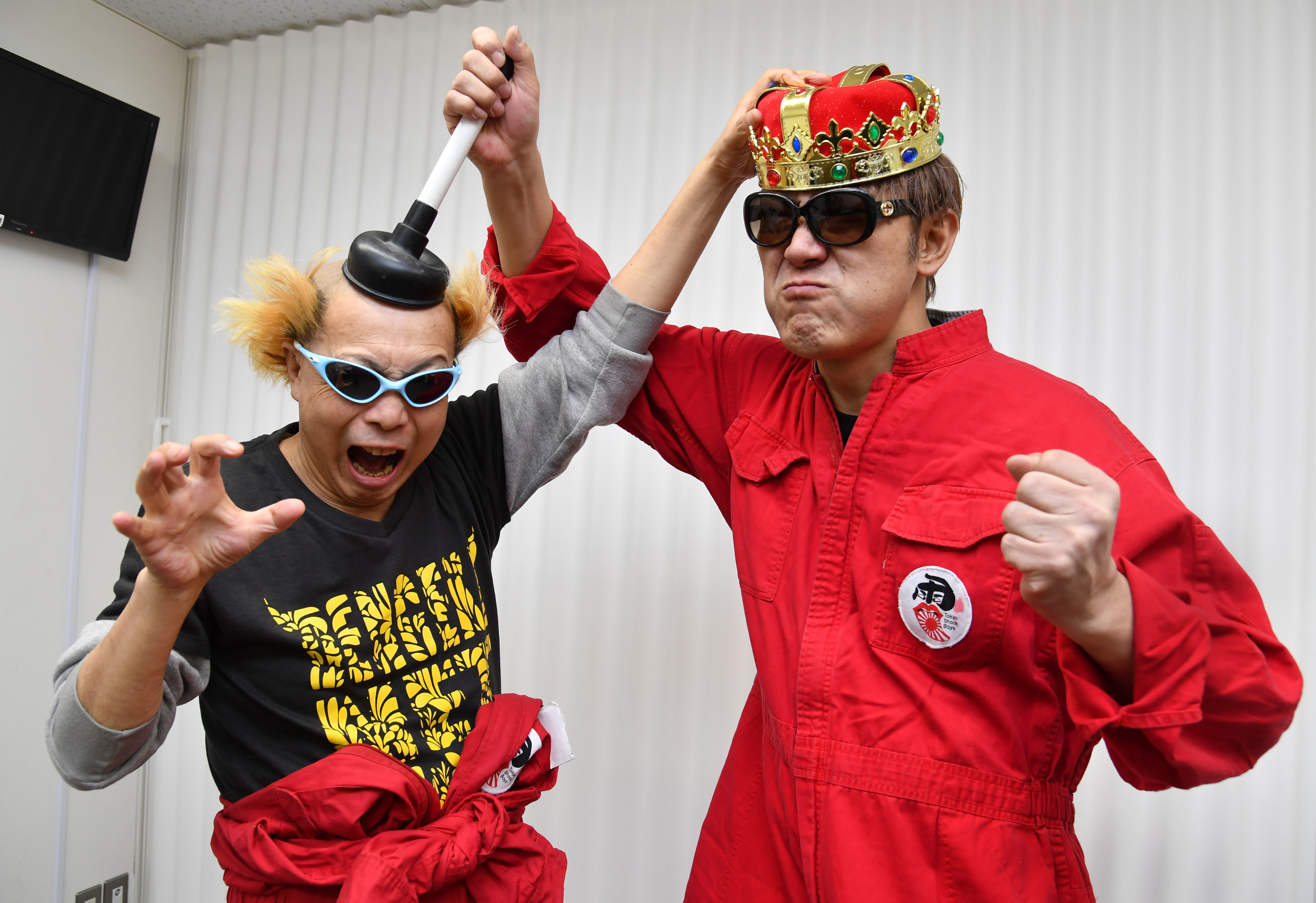 フォト】鼻からビール…過激な芸で注目 「電撃ネットワーク」南部虎弾