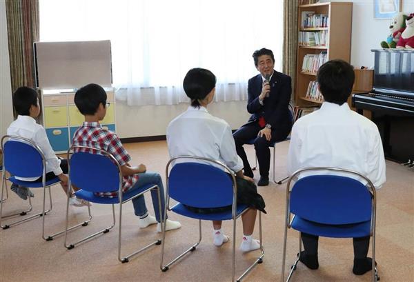 安倍晋三首相 滋賀の児童養護施設 乳児院を視察 産経ニュース