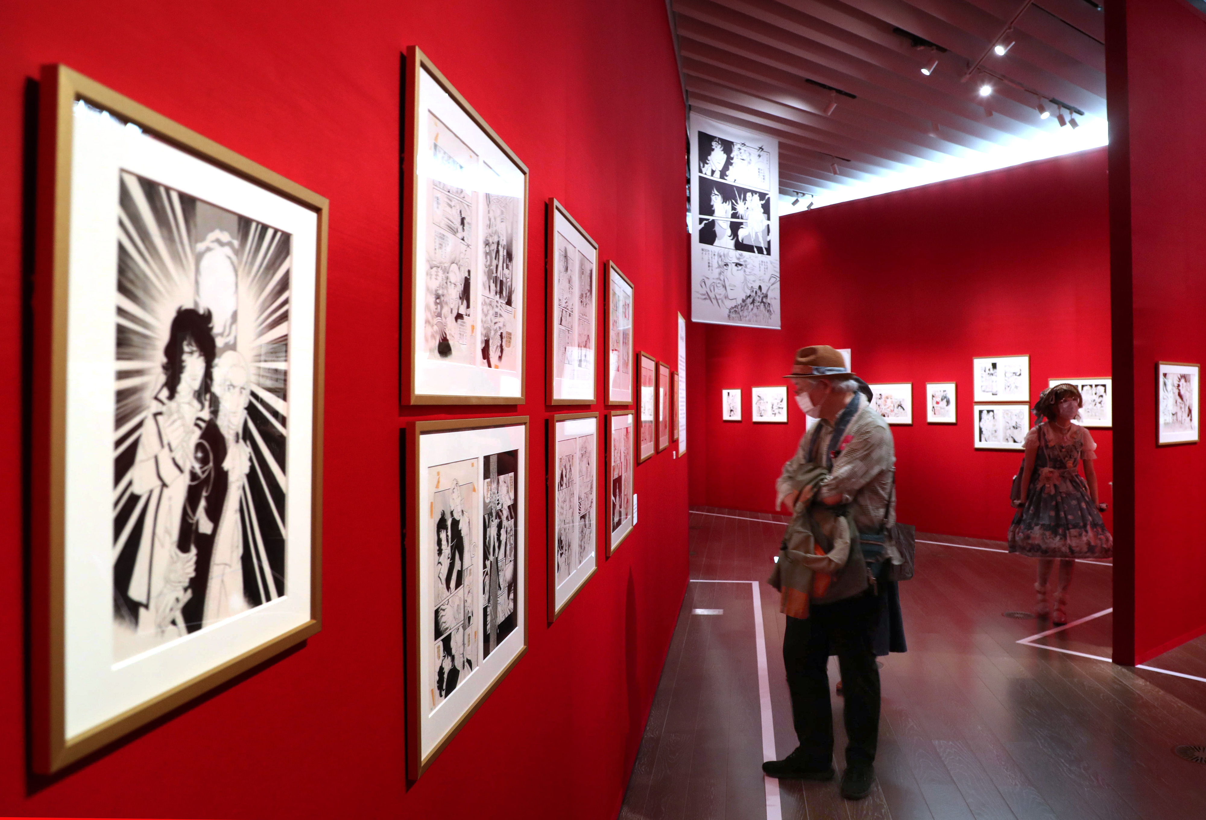 連載開始50年「ベルサイユのばら」展 原画絵巻に宝塚衣装、パフェに