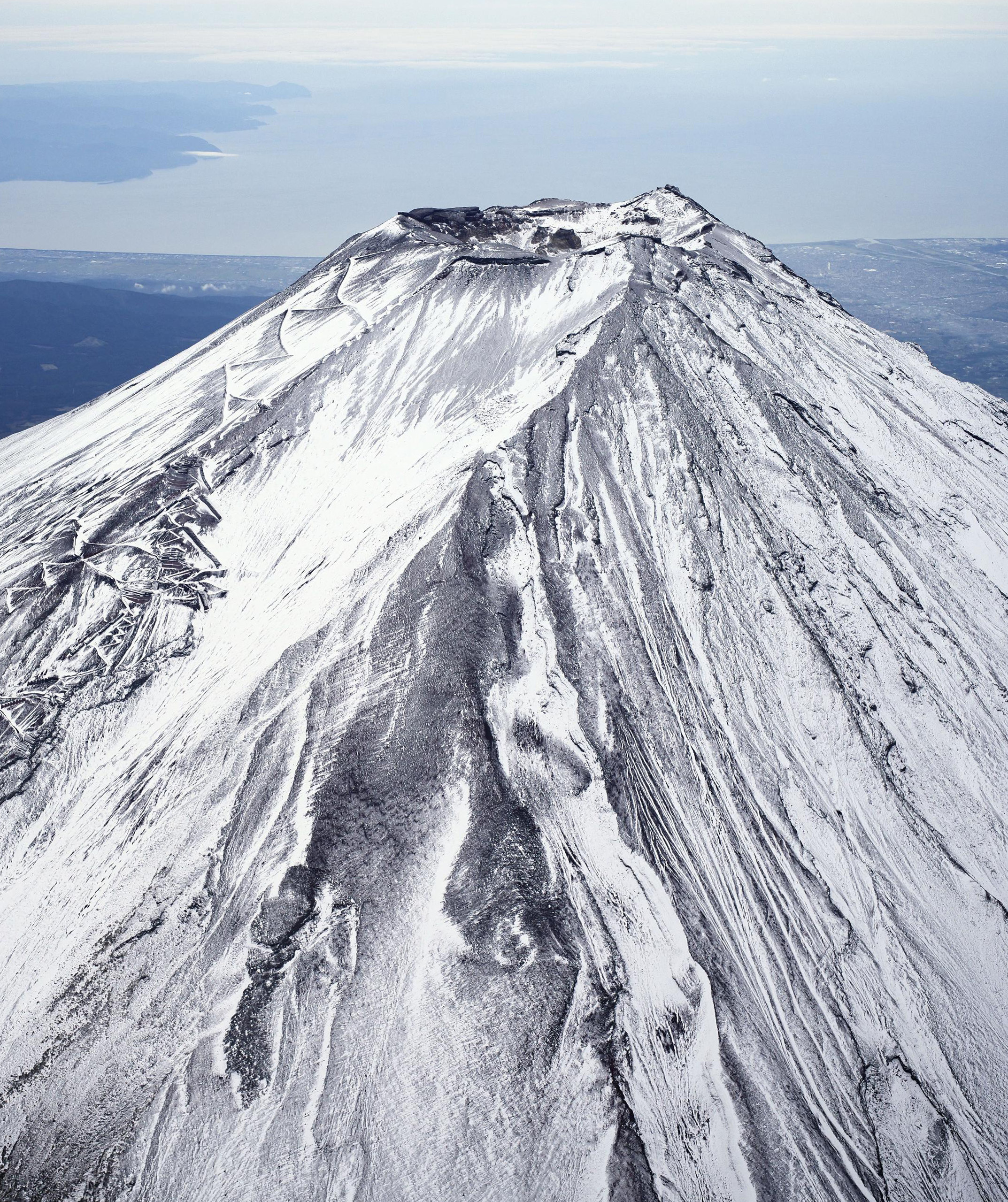 動画】最も遅かった令和6年より15日早く富士山初冠雪 甲府地方気象台