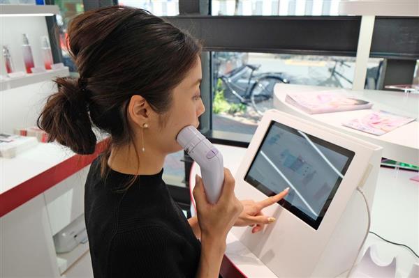 デジタルミラーに肌診断システム 化粧品各社がｉｔで接客強化 1 2ページ 産経ニュース