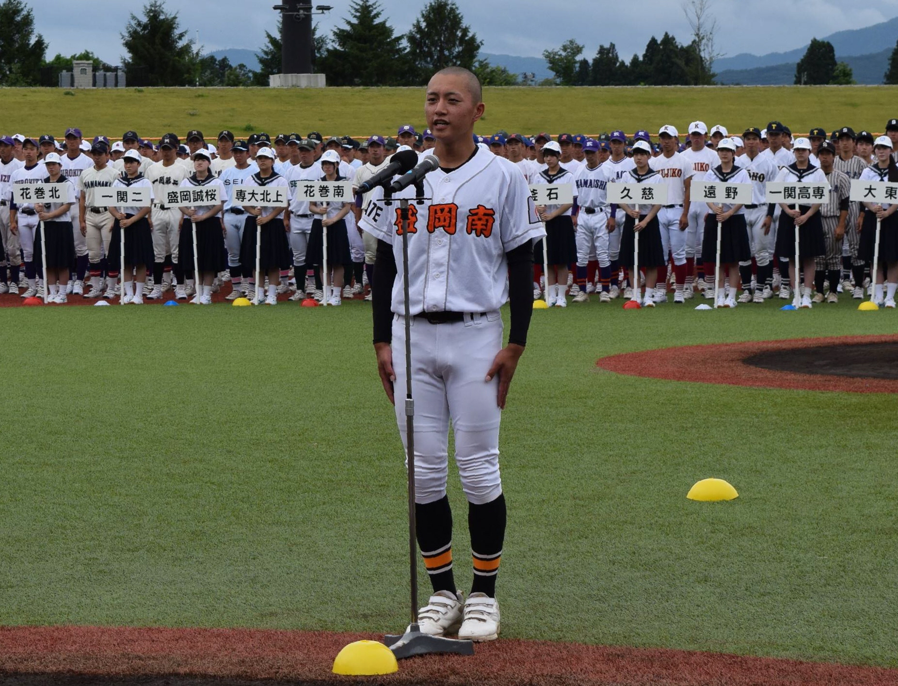 高校野球岩手大会が開幕、55チームが入場行進 連覇狙う花巻東などに