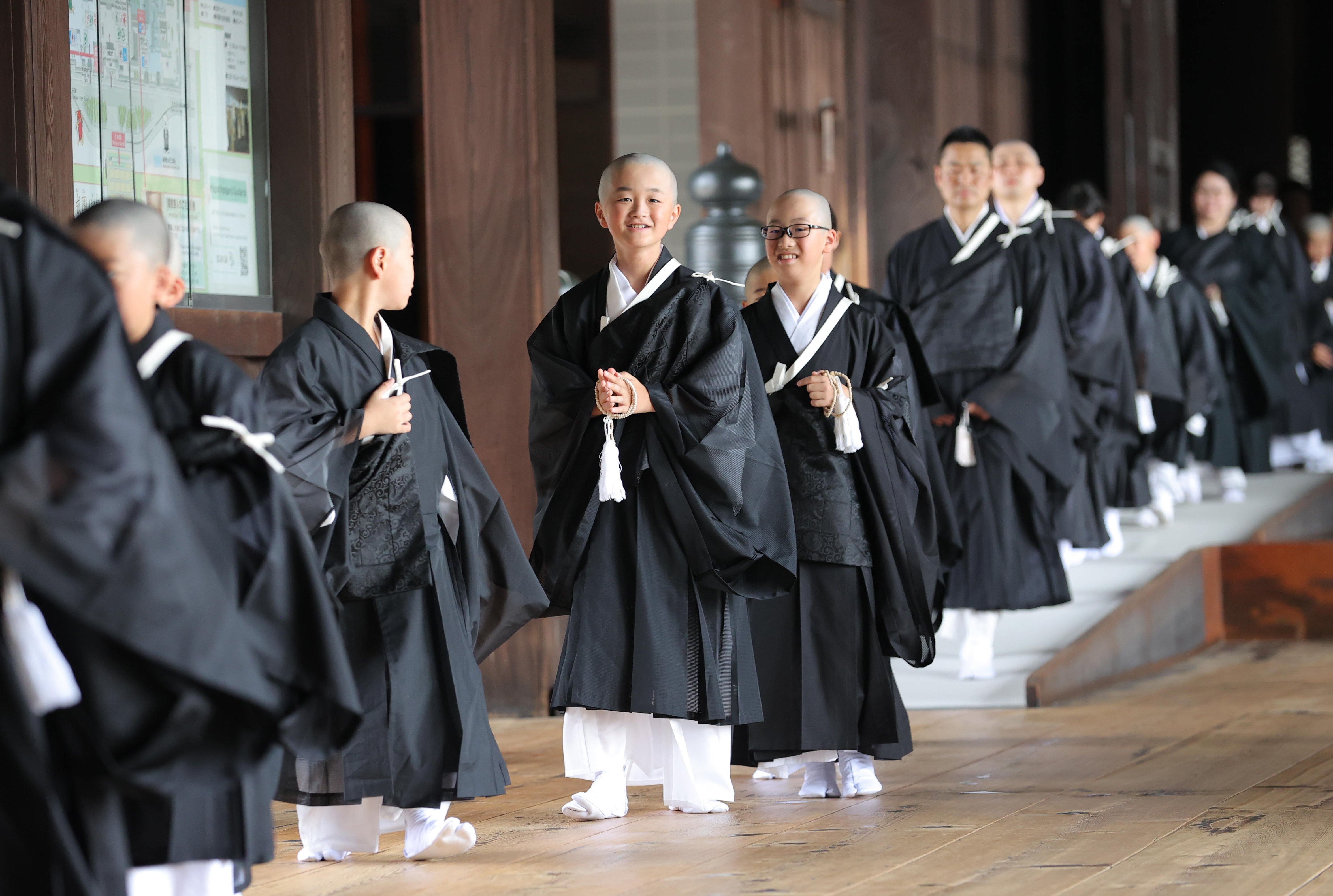 得度式でお坊さんに カメラ向けるとピースサイン 手をおろした少年僧侶