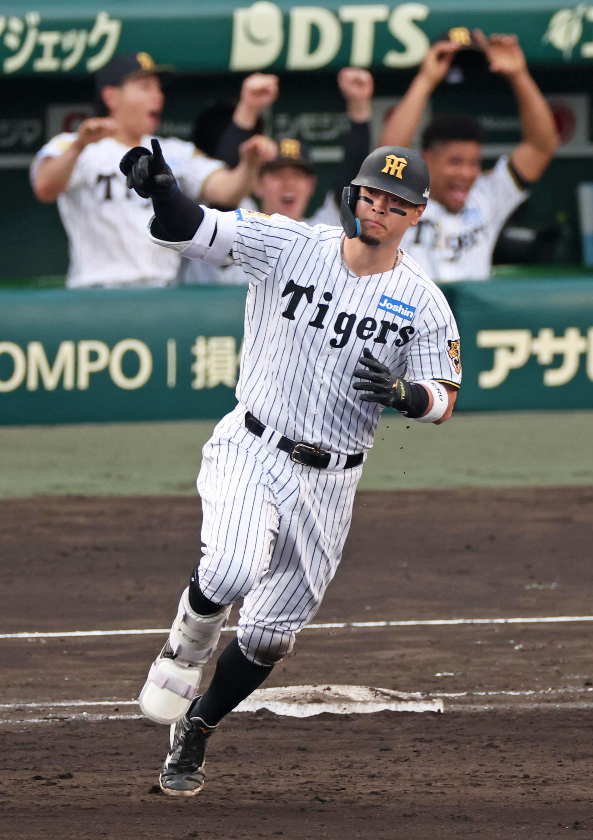 阪神・佐藤輝明がバックスクリーンへ5号ソロ！ 3打点追加でリーグ最多