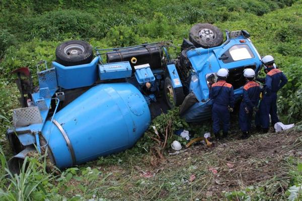 コンクリ積載のミキサー車転落 運転手けが 桂川河川敷 産経ニュース