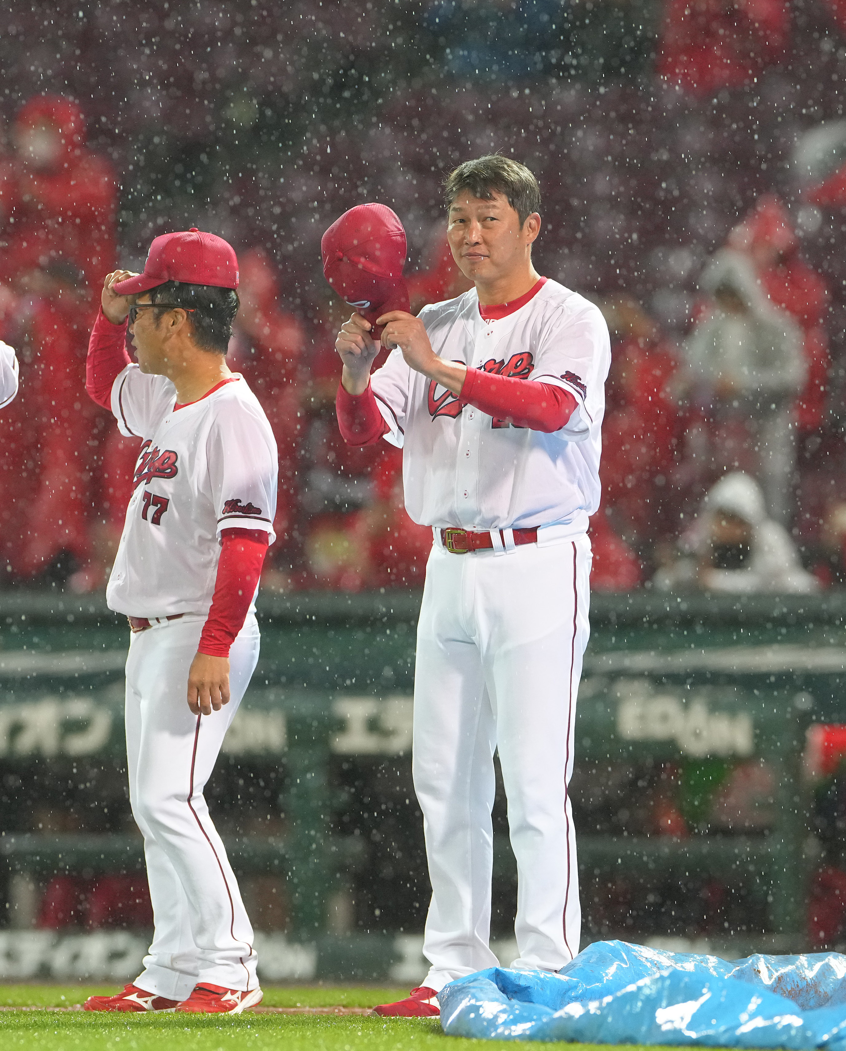 【鯉将一問一答】広島・新井監督、雨中の激戦を制し「投手と野手が一丸となったいい勝ち方」
