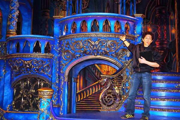 劇団四季「美女と野獣」舞台装置は大型トラック54台分！ 11月12 