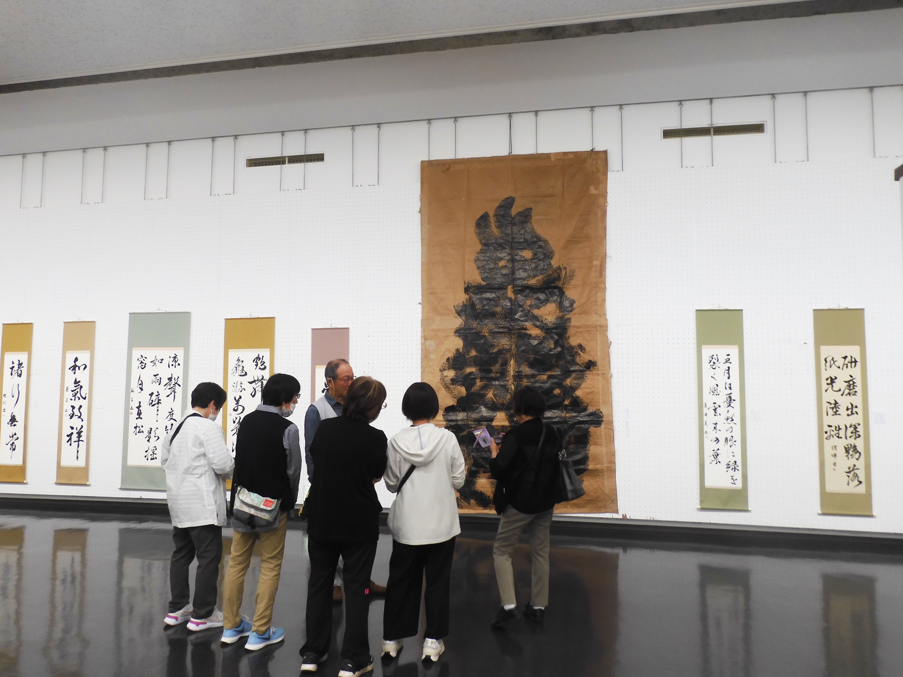 縦4㍍、甲骨文字で十二支を重ね書き 第26回東華書院展 川浪惇史