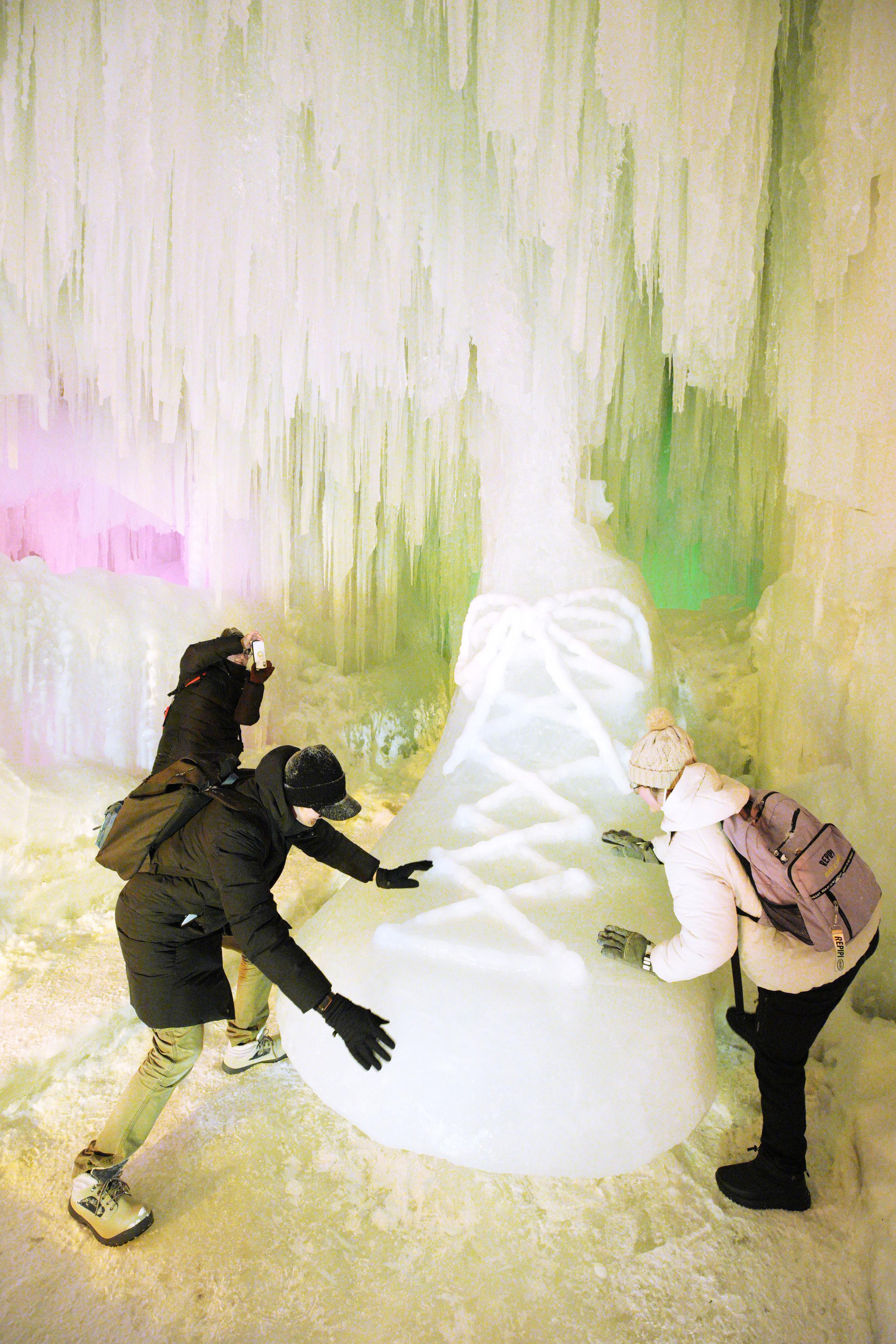 新川　氷河 フォト】氷点下11度でもニッコリ 北海道層雲峡・氷瀑まつり