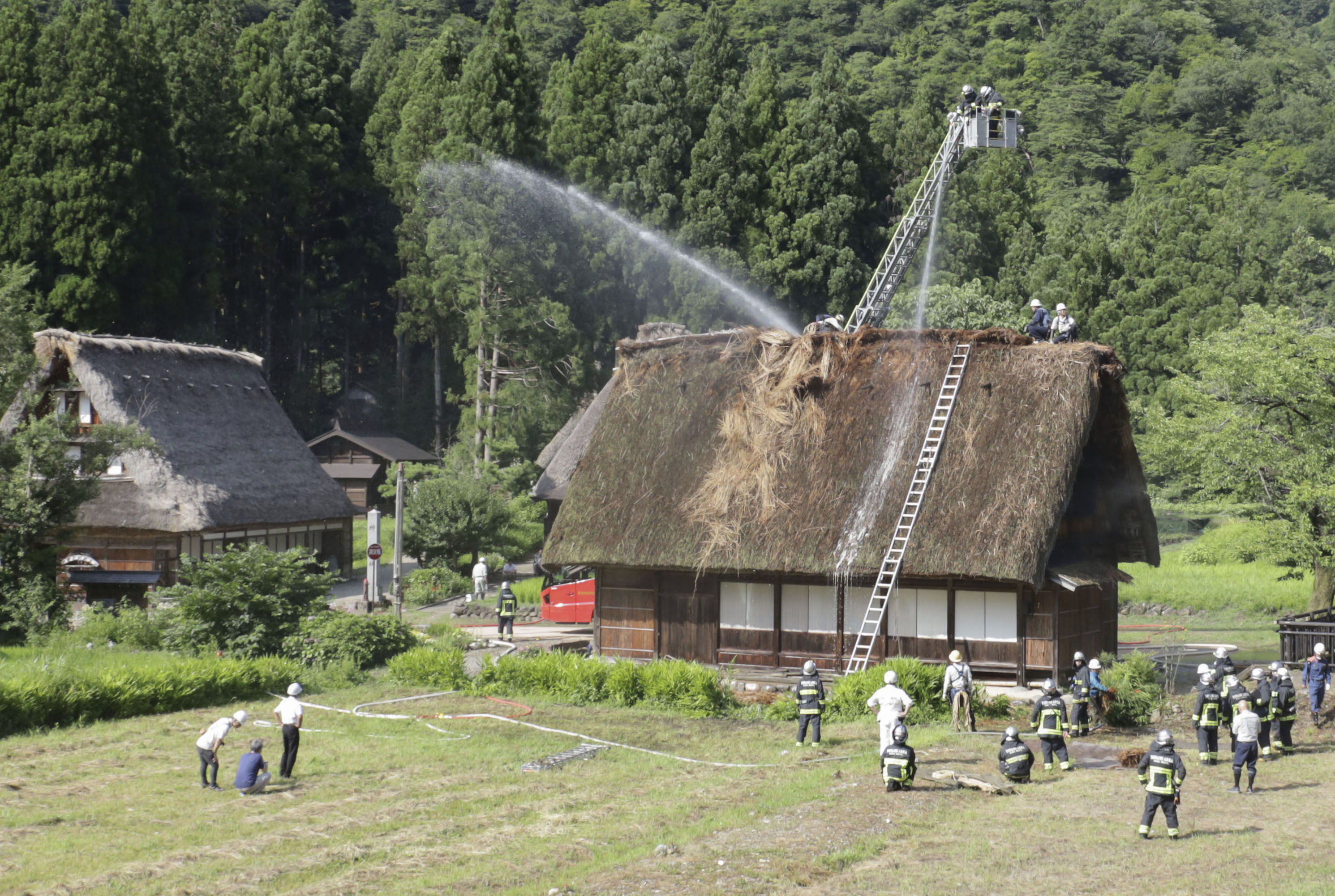 動画】富山の世界遺産「白川郷・五箇山の合掌造り集落」で火災 合掌