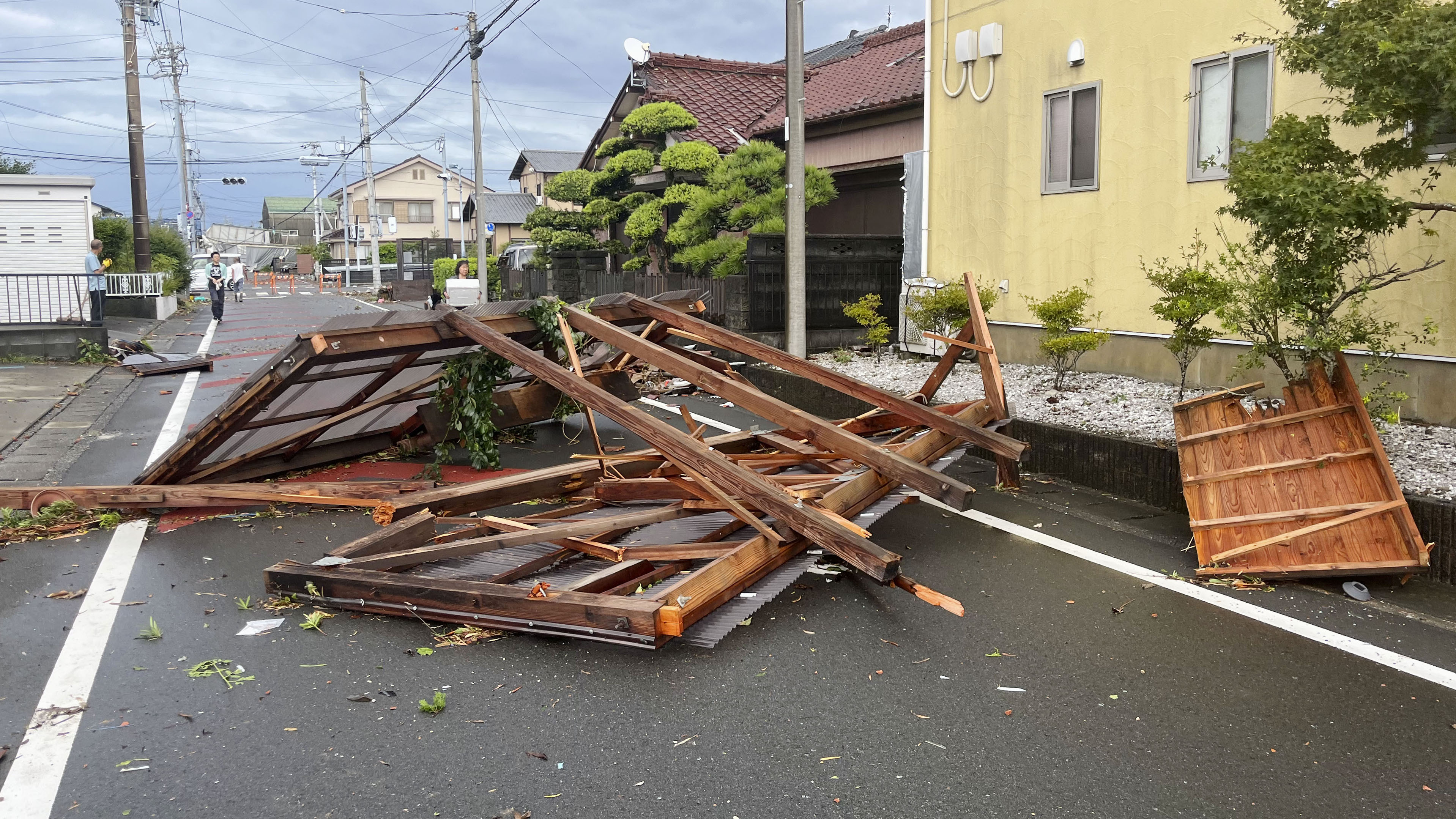 台風15号通過の静岡で突風「竜巻」か 40棟が全半壊し20人超けが