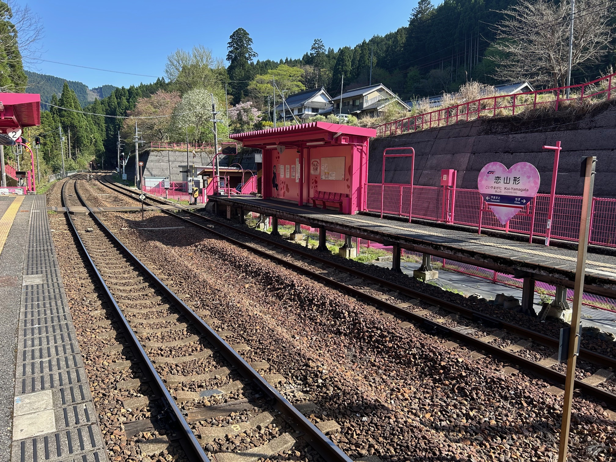 恋をかなえに列車で来い来い 願いがかなうピンク色の駅 智頭急行・恋