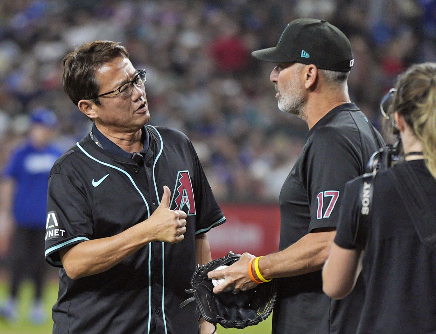 MLB】古田敦也氏が始球式 Dバックス－ドジャース戦、ヤクルト元同僚が