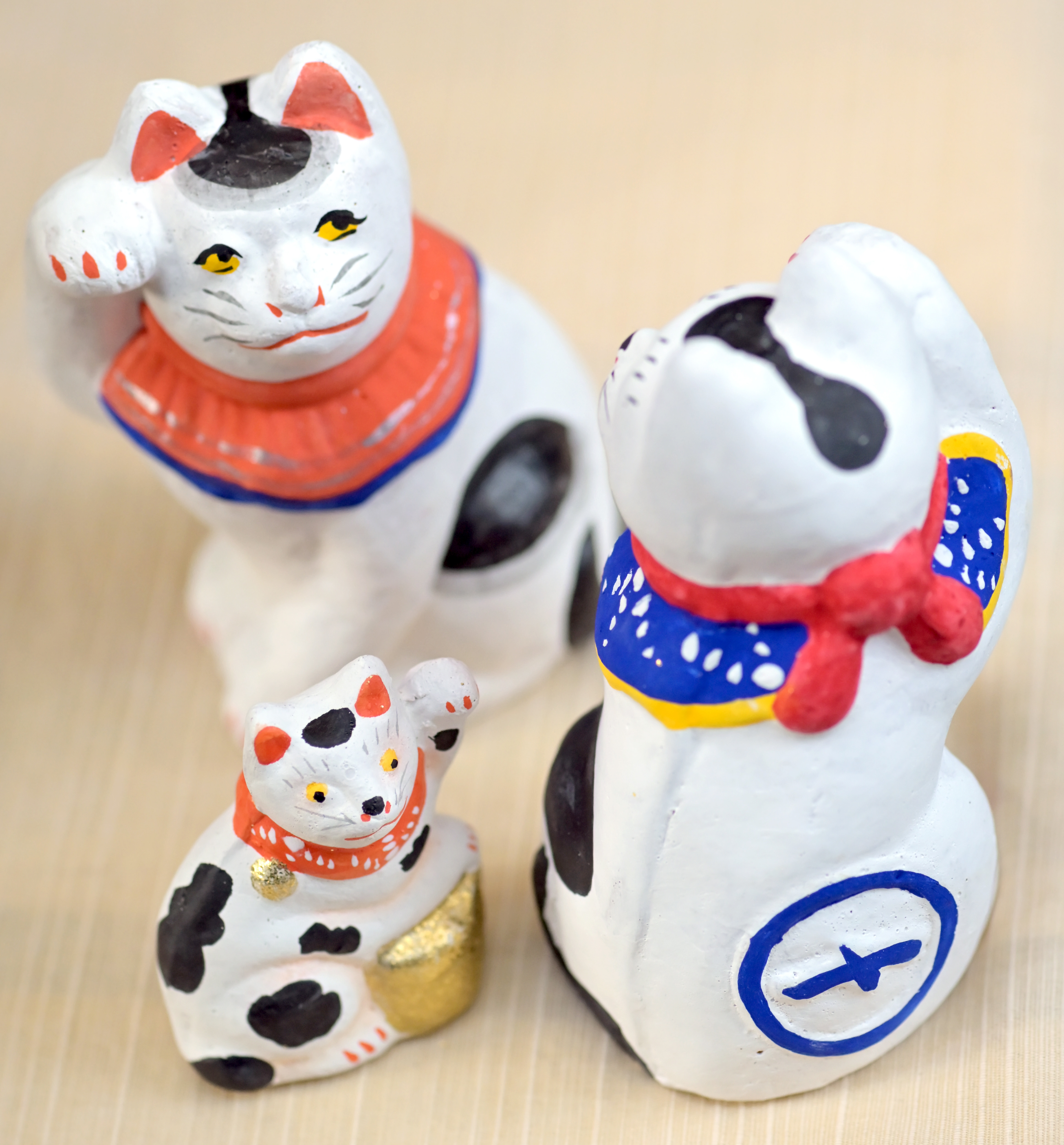 おいでおいで」と一年の福を引き寄せる招き猫 年の初めに願いを託す