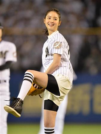 始球式で佐々木希ＶＳ剛力彩芽の女優対決！？ ＱＶＣマリンで実現 - サンスポ