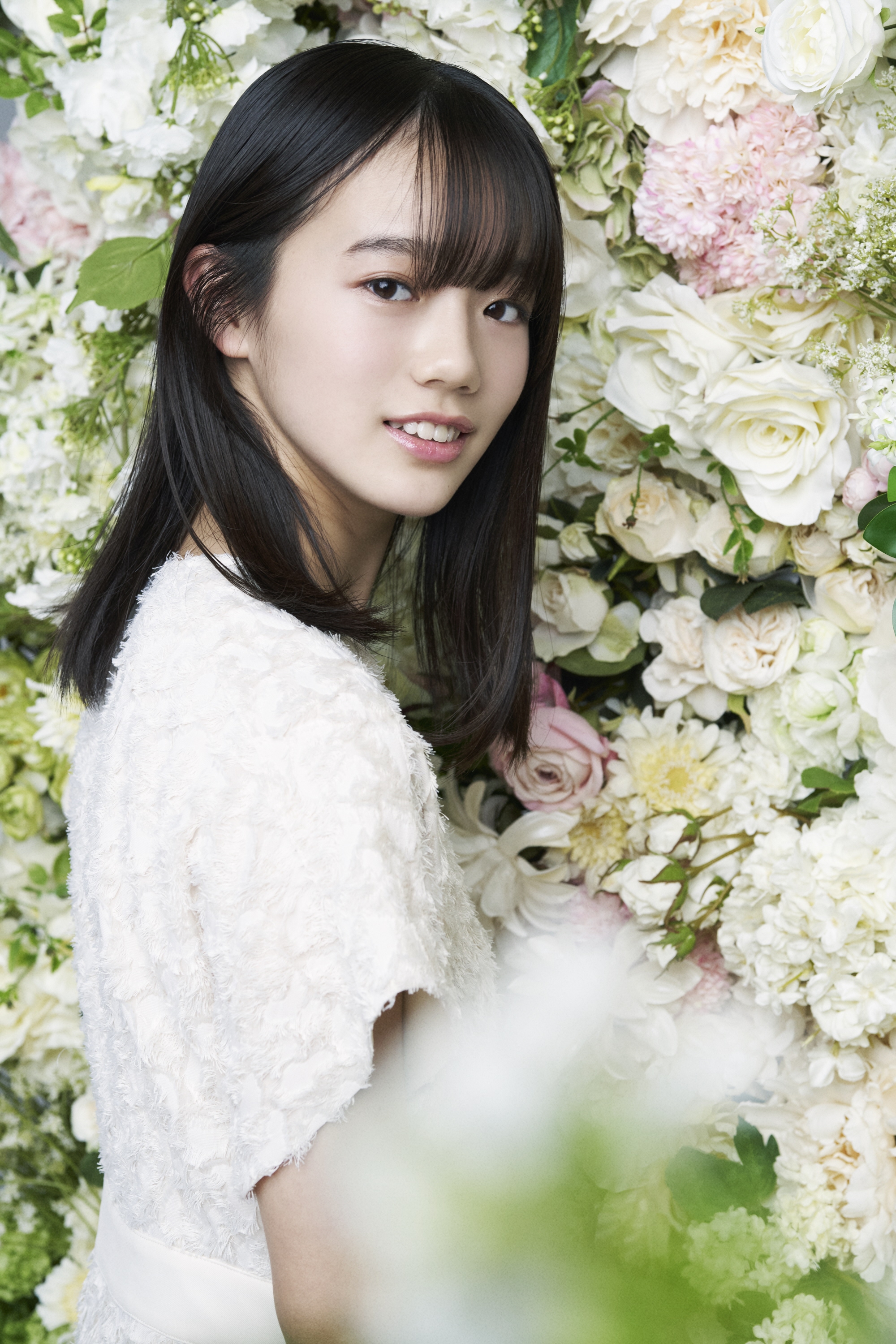 １万人の頂点に立った中島瑠菜が松竹エンタテインメントに所属 パステルカラーの 花畑 で写真撮影 サンスポ