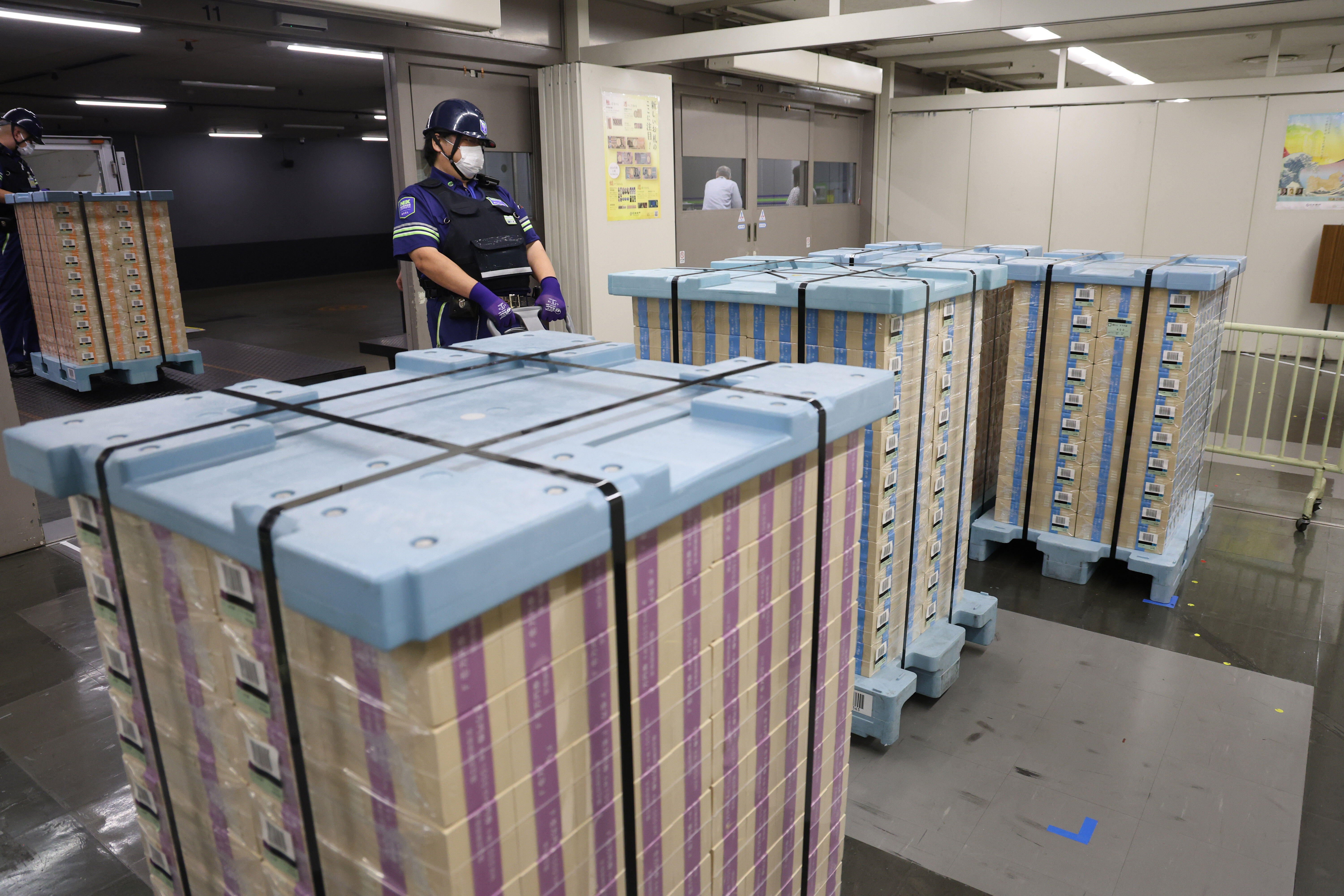 発券開始！」 日銀本店で新紙幣発行開始記念式典 金融機関に早速